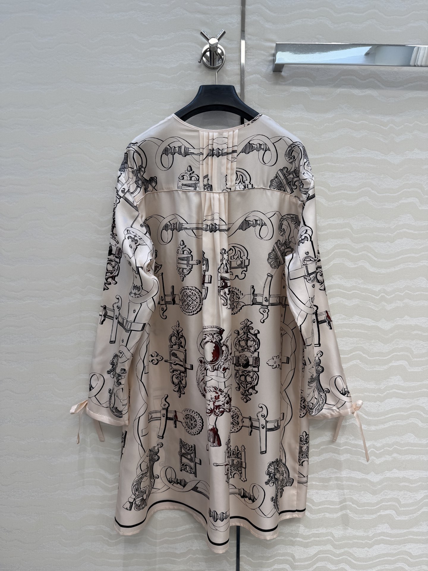 高端原单品质❤️H系26s早春新品！粉色圆领系带气质连衣裙！Ex-Libris a Main Levee