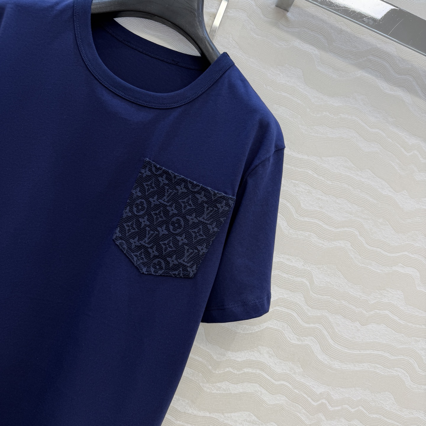 爆单推荐，26春夏新品Romantique系列，MONOGRAM提花logo贴布口袋短袖T恤。取材柔软舒