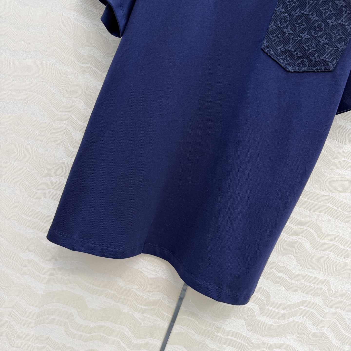 爆单推荐，26春夏新品Romantique系列，MONOGRAM提花logo贴布口袋短袖T恤。取材柔软舒