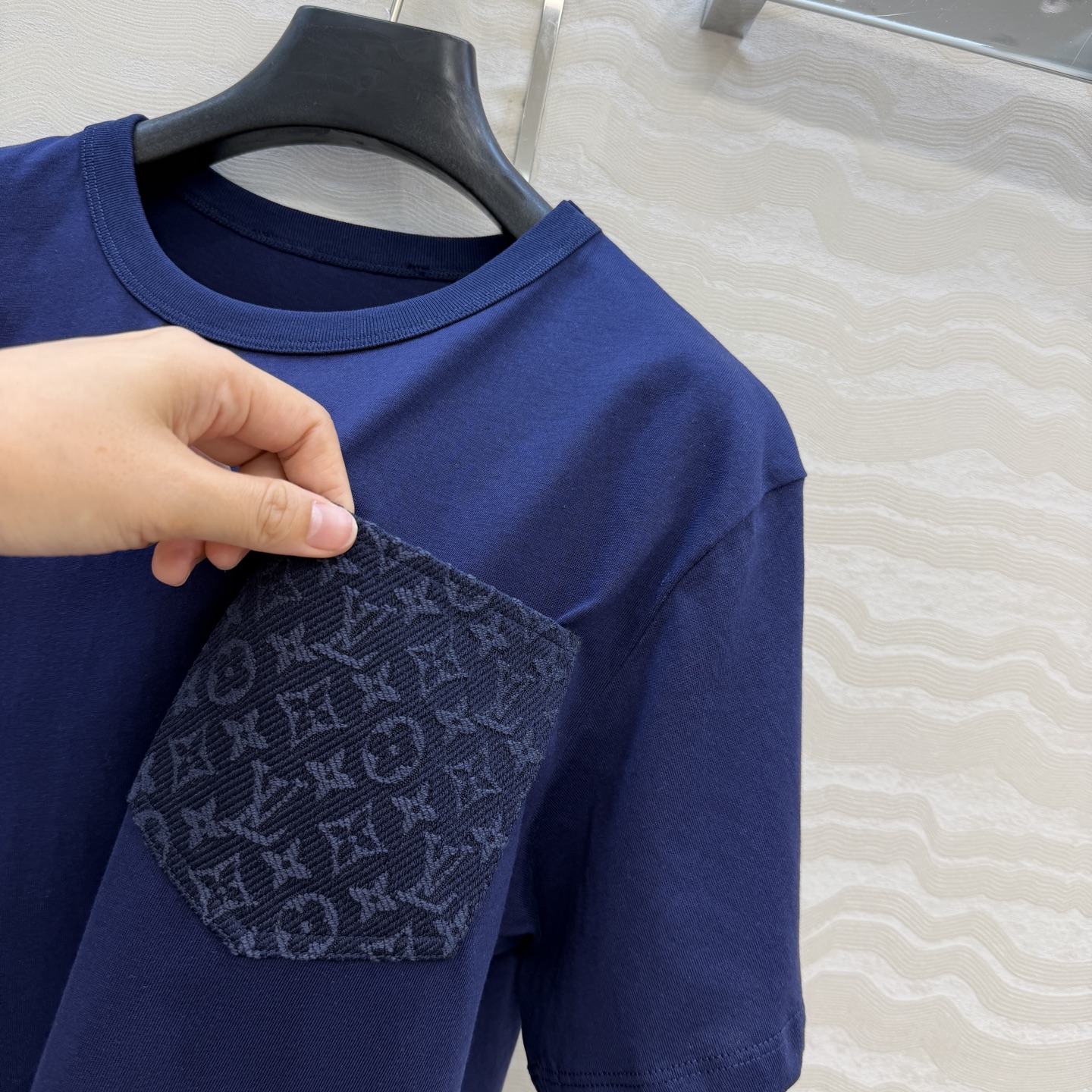 爆单推荐，26春夏新品Romantique系列，MONOGRAM提花logo贴布口袋短袖T恤。取材柔软舒