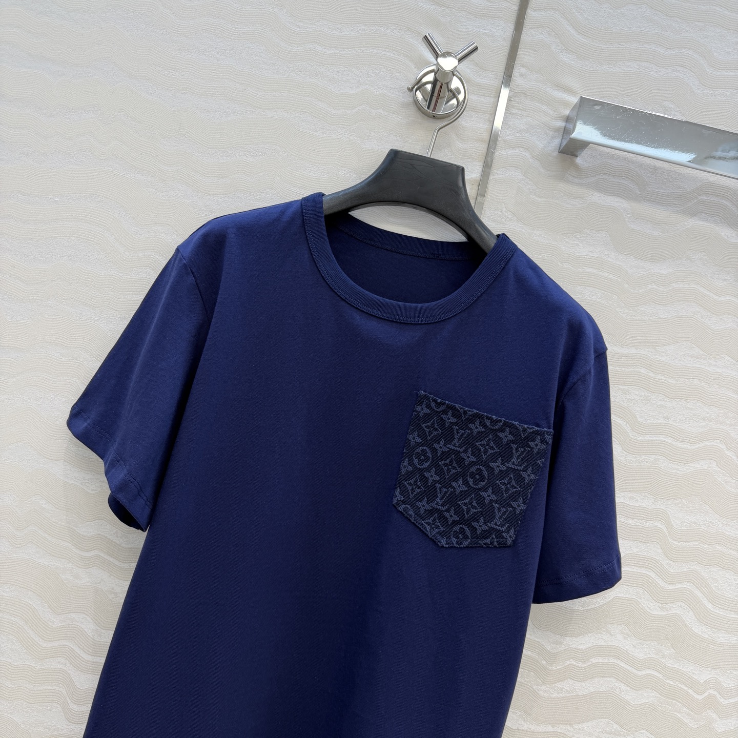 爆单推荐，26春夏新品Romantique系列，MONOGRAM提花logo贴布口袋短袖T恤。取材柔软舒