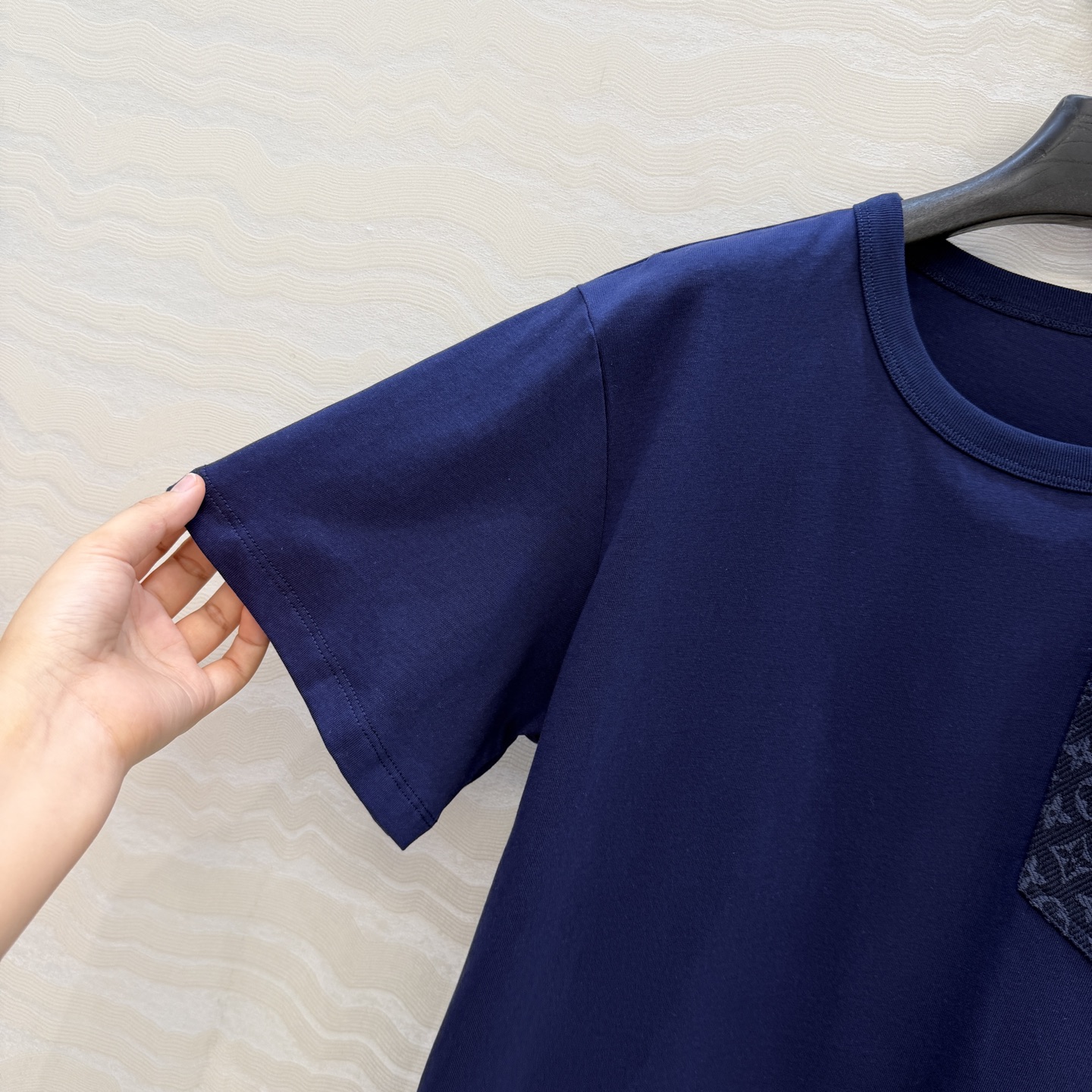 爆单推荐，26春夏新品Romantique系列，MONOGRAM提花logo贴布口袋短袖T恤。取材柔软舒