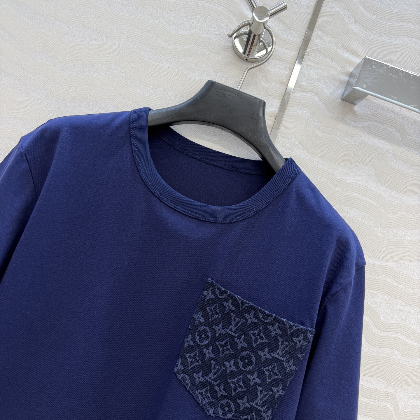 爆单推荐，26春夏新品Romantique系列，MONOGRAM提花logo贴布口袋短袖T恤。取材柔软舒