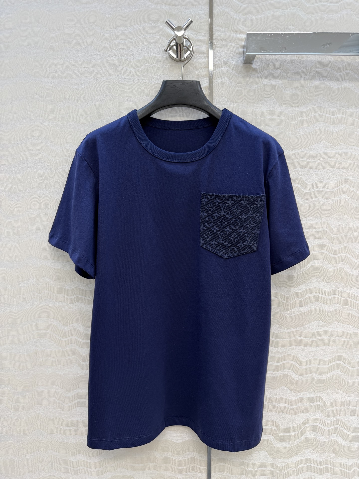 爆单推荐，26春夏新品Romantique系列，MONOGRAM提花logo贴布口袋短袖T恤。取材柔软舒