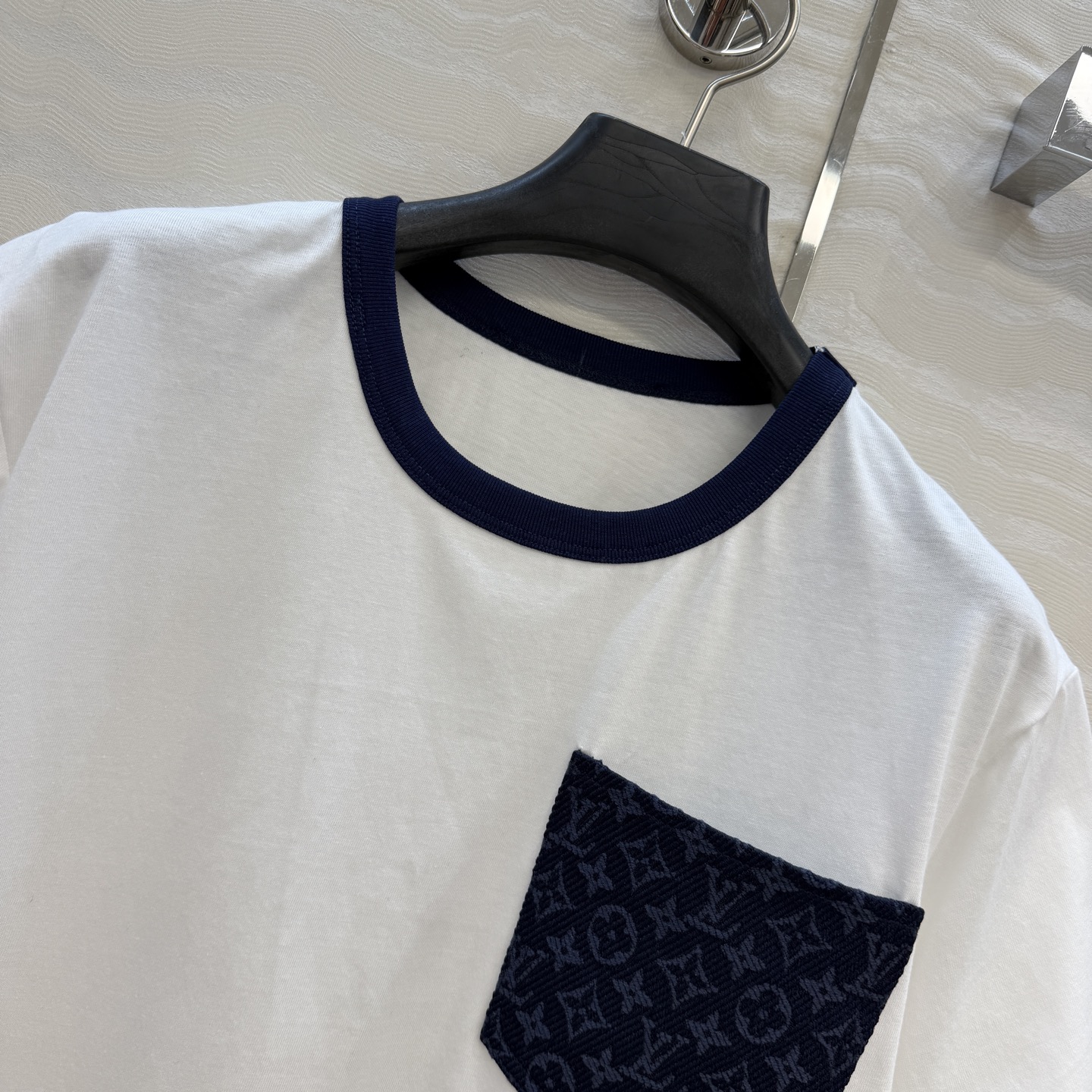 爆单推荐，26春夏新品Romantique系列，MONOGRAM提花logo贴布口袋短袖T恤。取材柔软舒