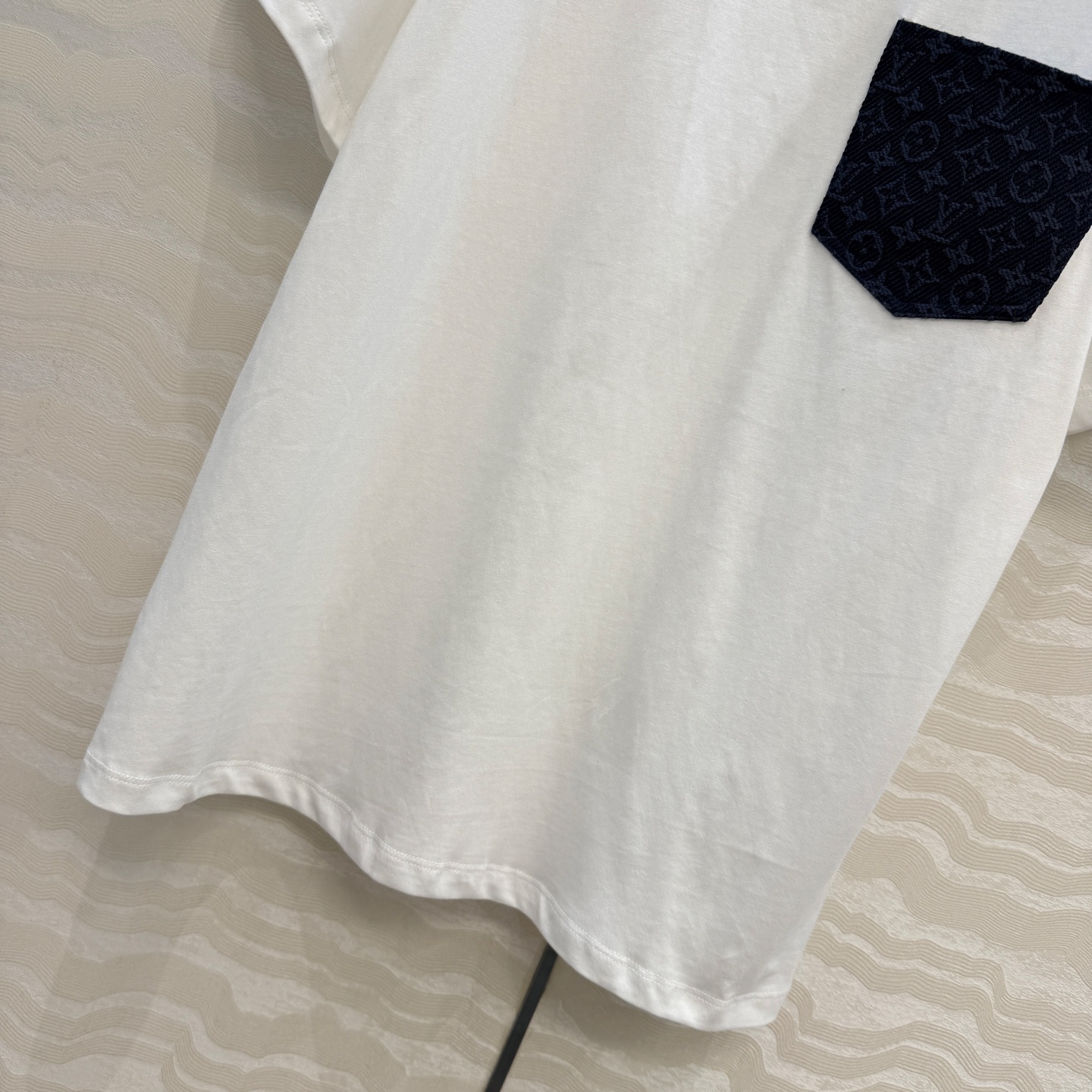 爆单推荐，26春夏新品Romantique系列，MONOGRAM提花logo贴布口袋短袖T恤。取材柔软舒