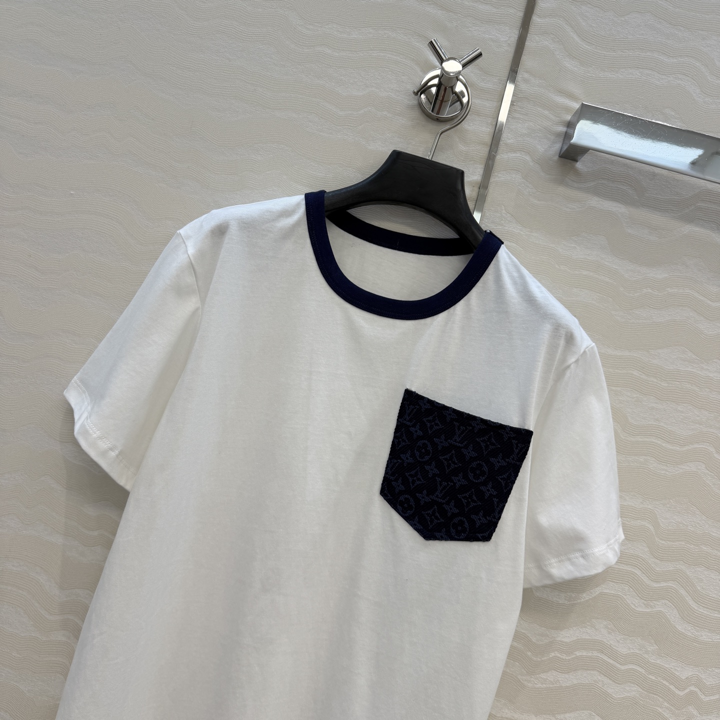 爆单推荐，26春夏新品Romantique系列，MONOGRAM提花logo贴布口袋短袖T恤。取材柔软舒