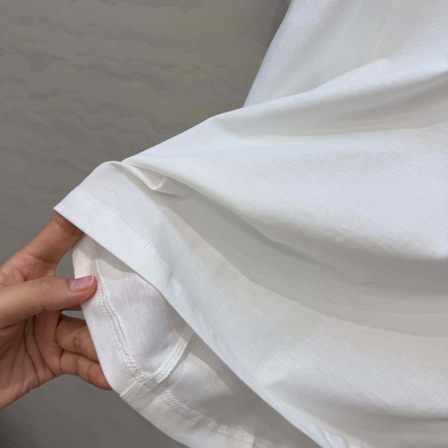 爆单推荐，26春夏新品Romantique系列，MONOGRAM提花logo贴布口袋短袖T恤。取材柔软舒