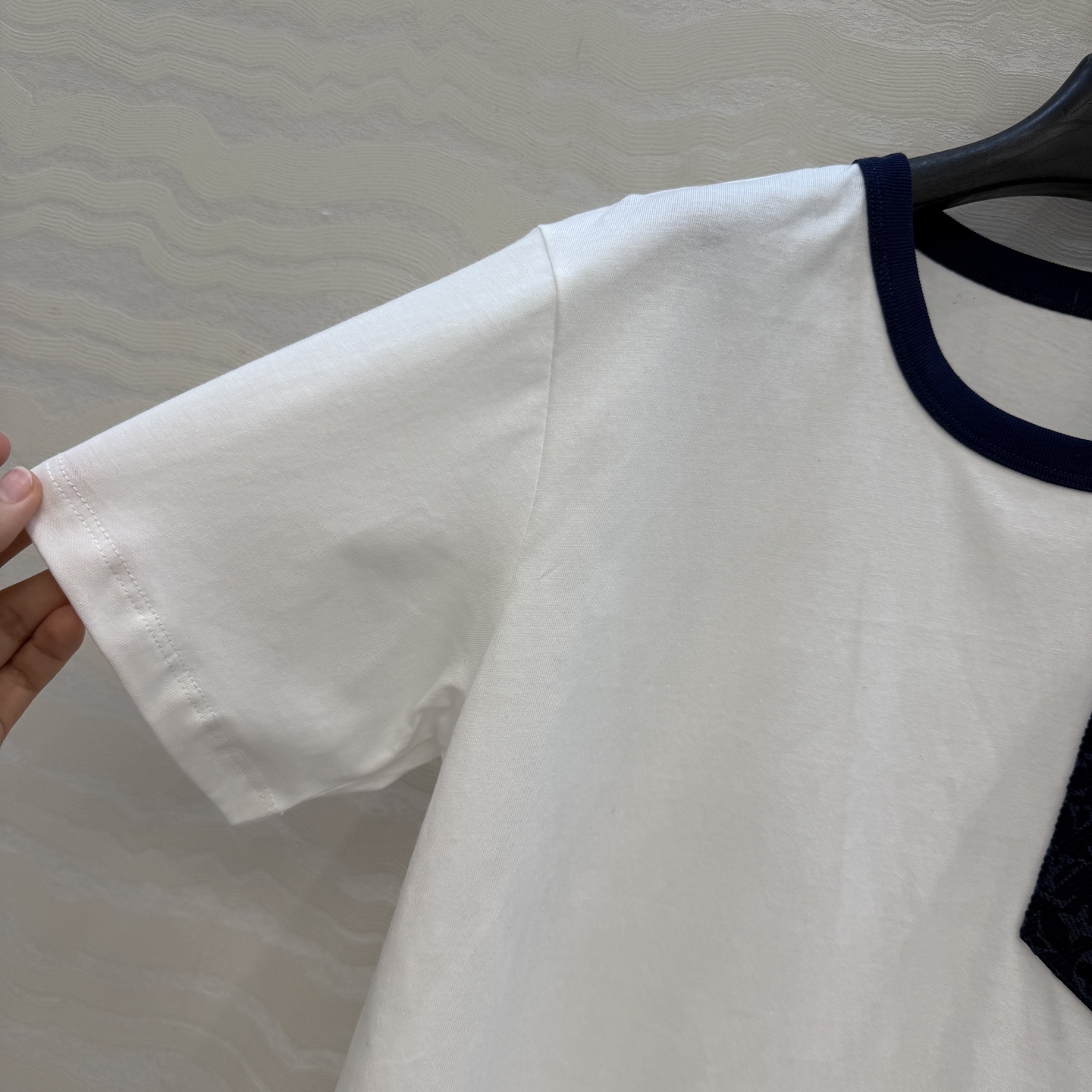 爆单推荐，26春夏新品Romantique系列，MONOGRAM提花logo贴布口袋短袖T恤。取材柔软舒