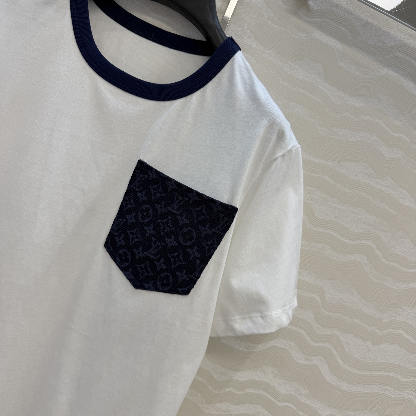 爆单推荐，26春夏新品Romantique系列，MONOGRAM提花logo贴布口袋短袖T恤。取材柔软舒