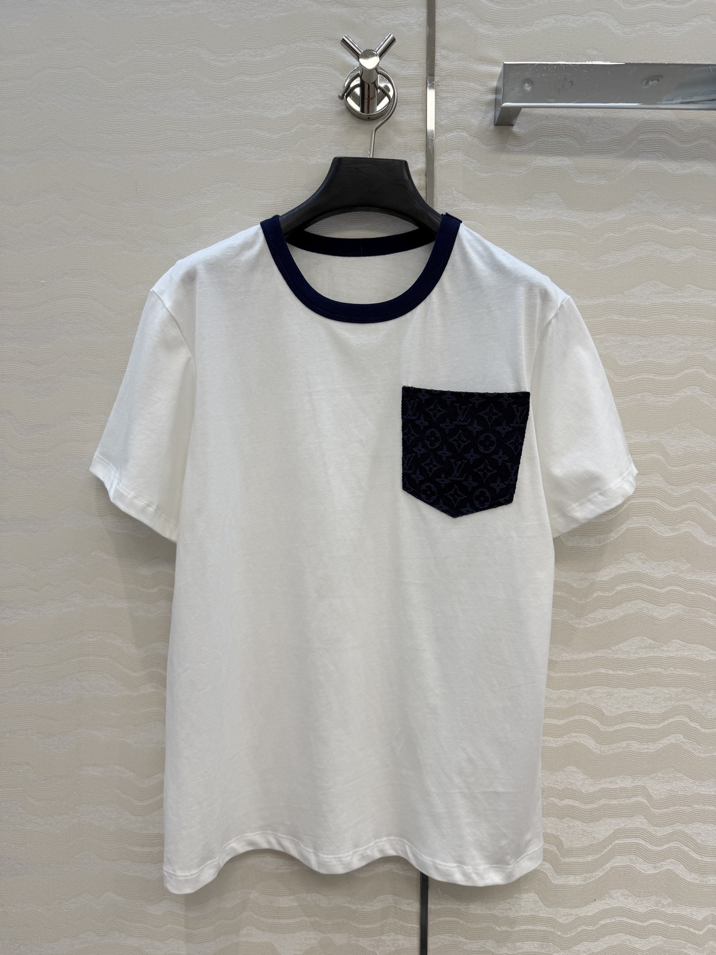 爆单推荐，26春夏新品Romantique系列，MONOGRAM提花logo贴布口袋短袖T恤。取材柔软舒