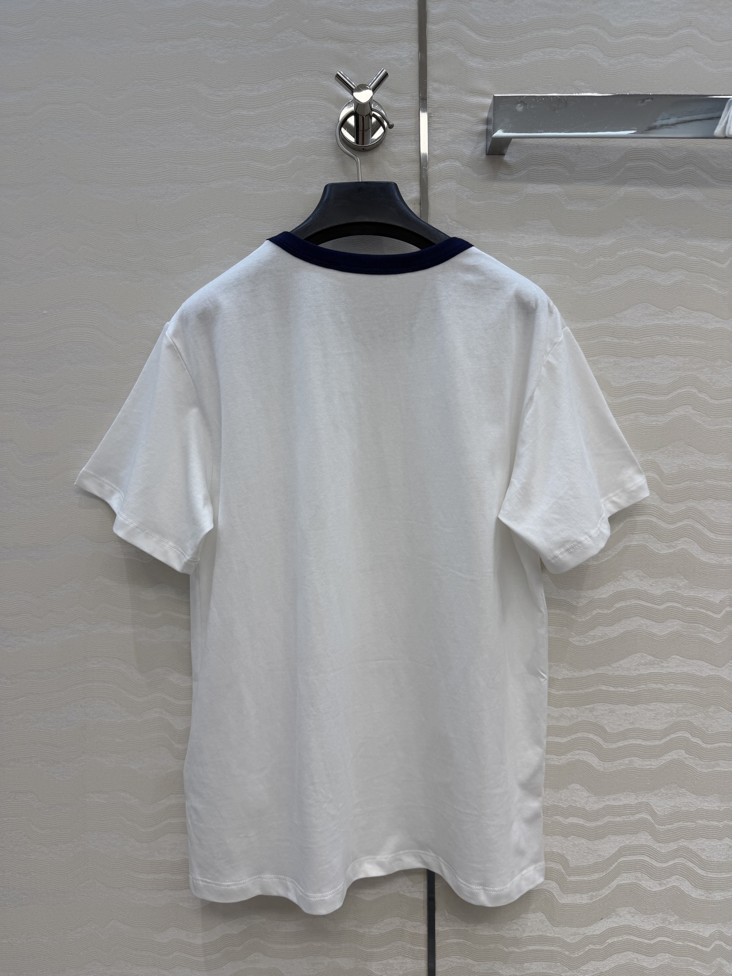 爆单推荐，26春夏新品Romantique系列，MONOGRAM提花logo贴布口袋短袖T恤。取材柔软舒