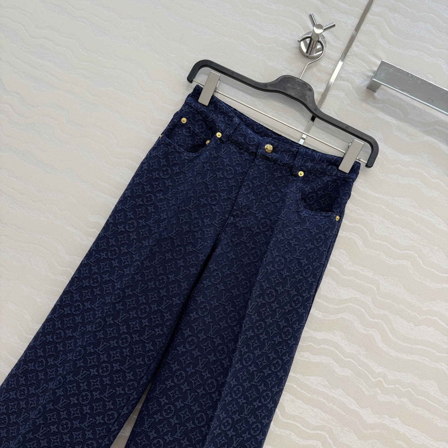 爆单推荐❤️原单品质，26春夏新品Romantique系列，海军蓝MONOGRAM提花logo牛仔直筒裤