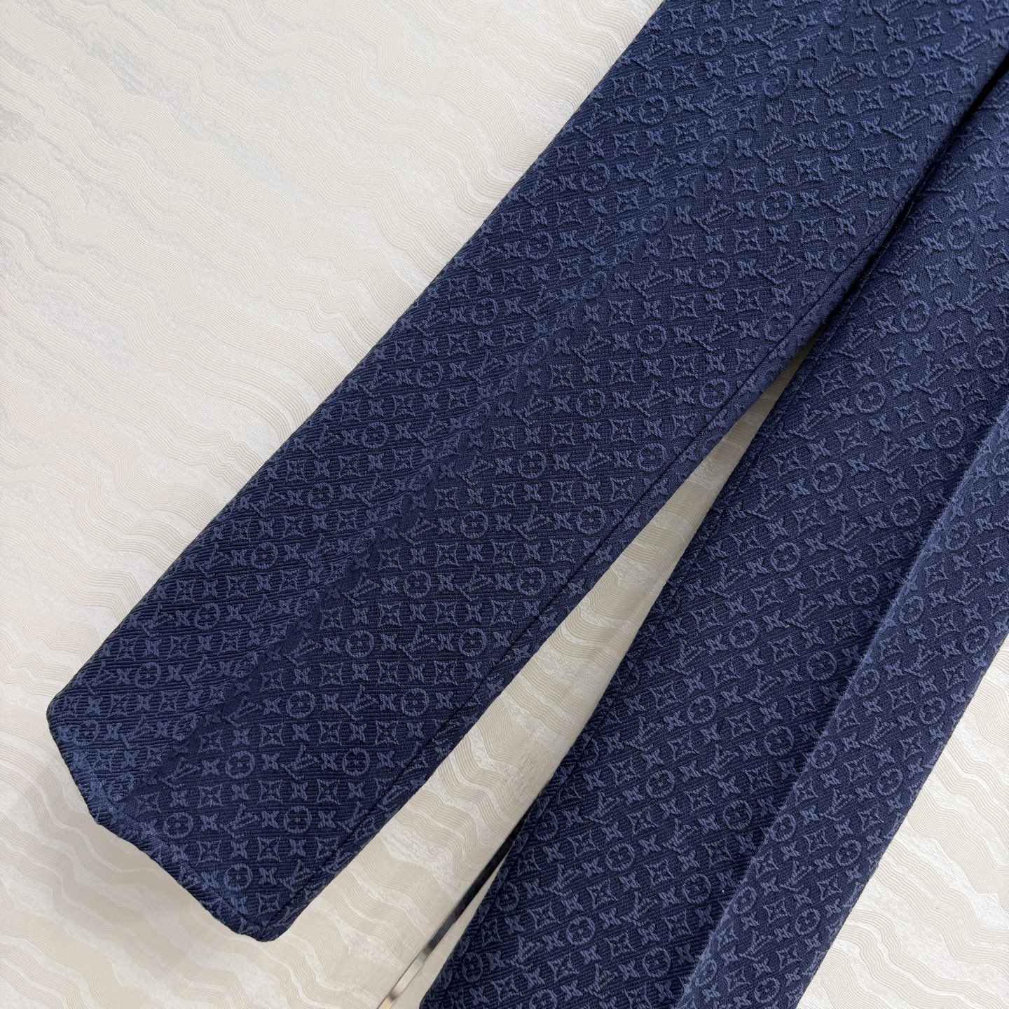 爆单推荐❤️原单品质，26春夏新品Romantique系列，海军蓝MONOGRAM提花logo牛仔直筒裤