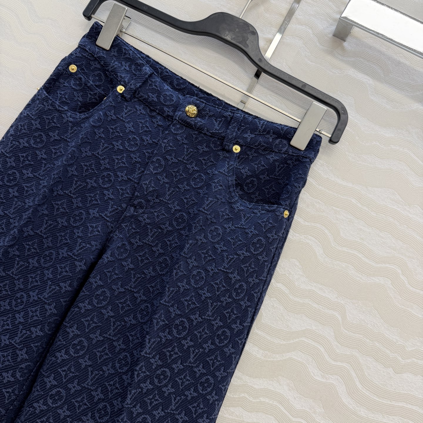 爆单推荐❤️原单品质，26春夏新品Romantique系列，海军蓝MONOGRAM提花logo牛仔直筒裤