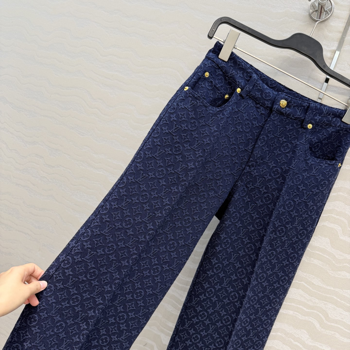 爆单推荐❤️原单品质，26春夏新品Romantique系列，海军蓝MONOGRAM提花logo牛仔直筒裤