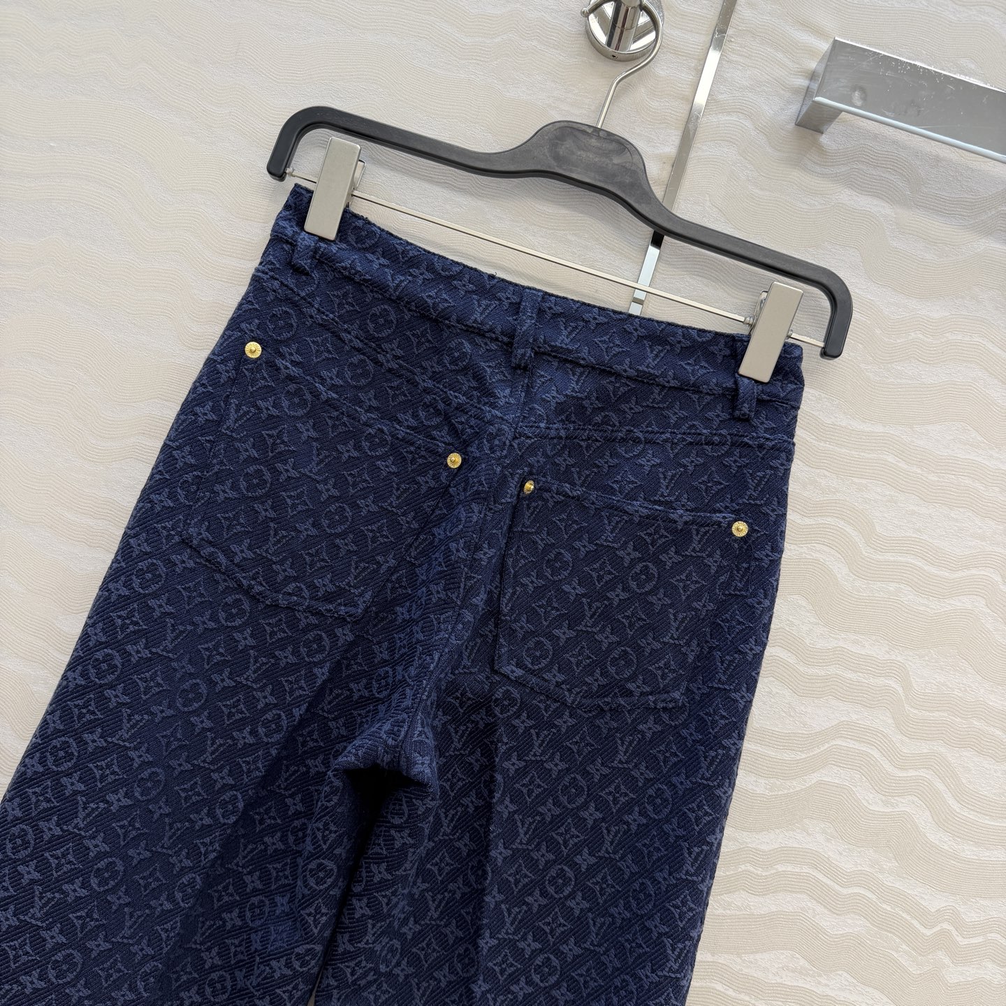 爆单推荐❤️原单品质，26春夏新品Romantique系列，海军蓝MONOGRAM提花logo牛仔直筒裤