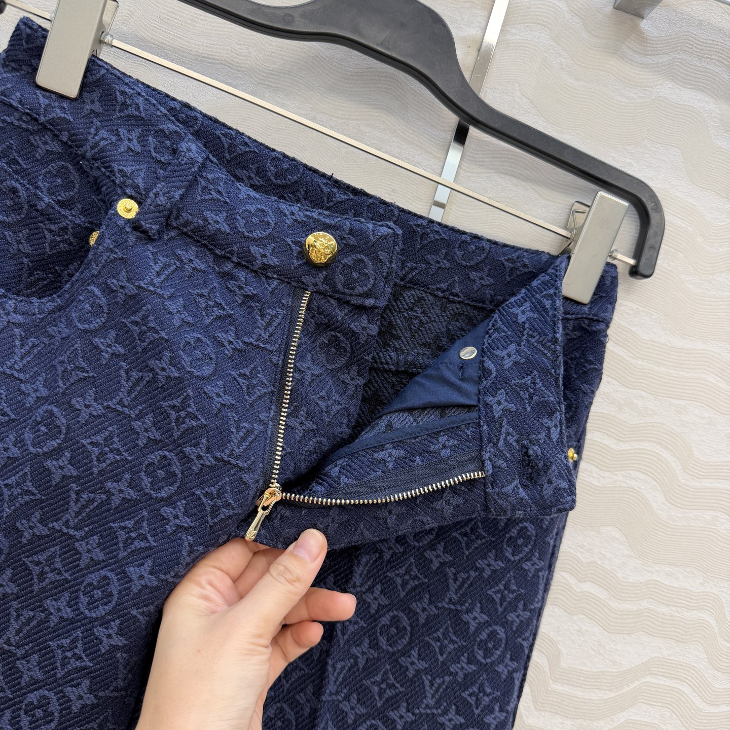 爆单推荐❤️原单品质，26春夏新品Romantique系列，海军蓝MONOGRAM提花logo牛仔直筒裤