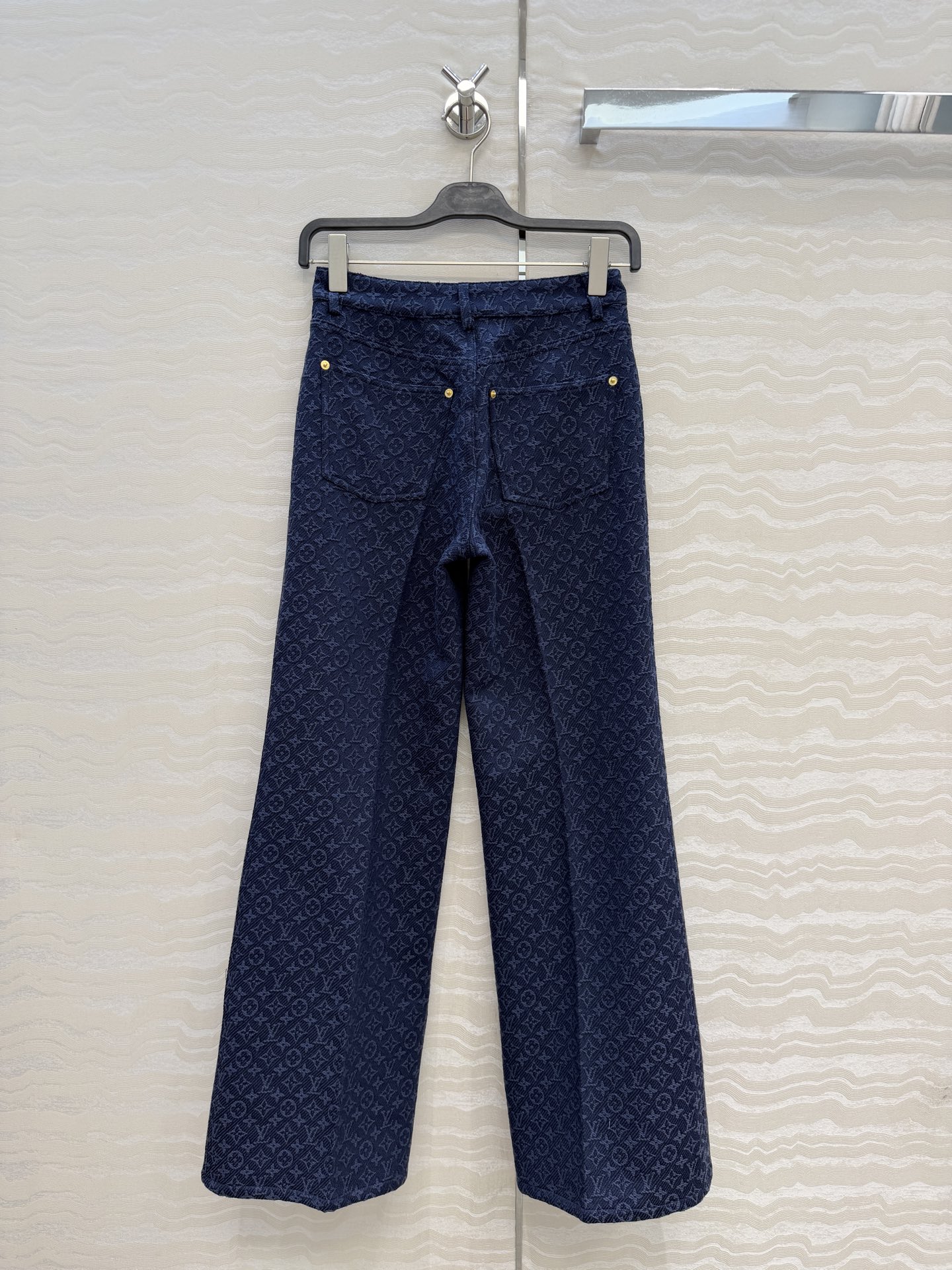 爆单推荐❤️原单品质，26春夏新品Romantique系列，海军蓝MONOGRAM提花logo牛仔直筒裤