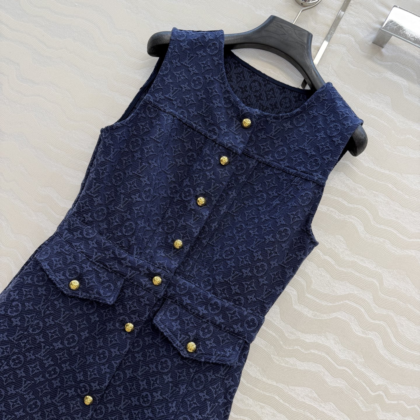 爆单推荐❤️原单品质，26春夏新品Romantique系列，海军蓝MONOGRAM提花logo牛仔背心连
