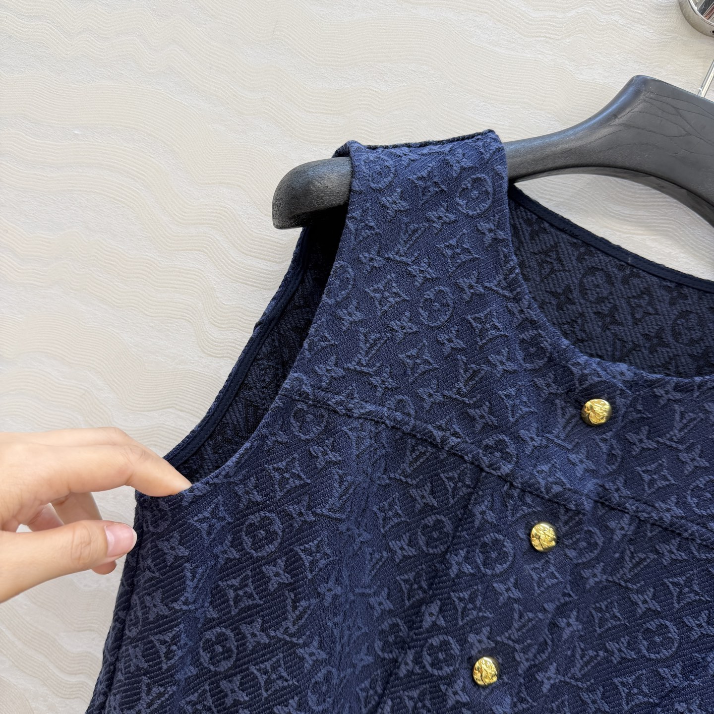 爆单推荐❤️原单品质，26春夏新品Romantique系列，海军蓝MONOGRAM提花logo牛仔背心连