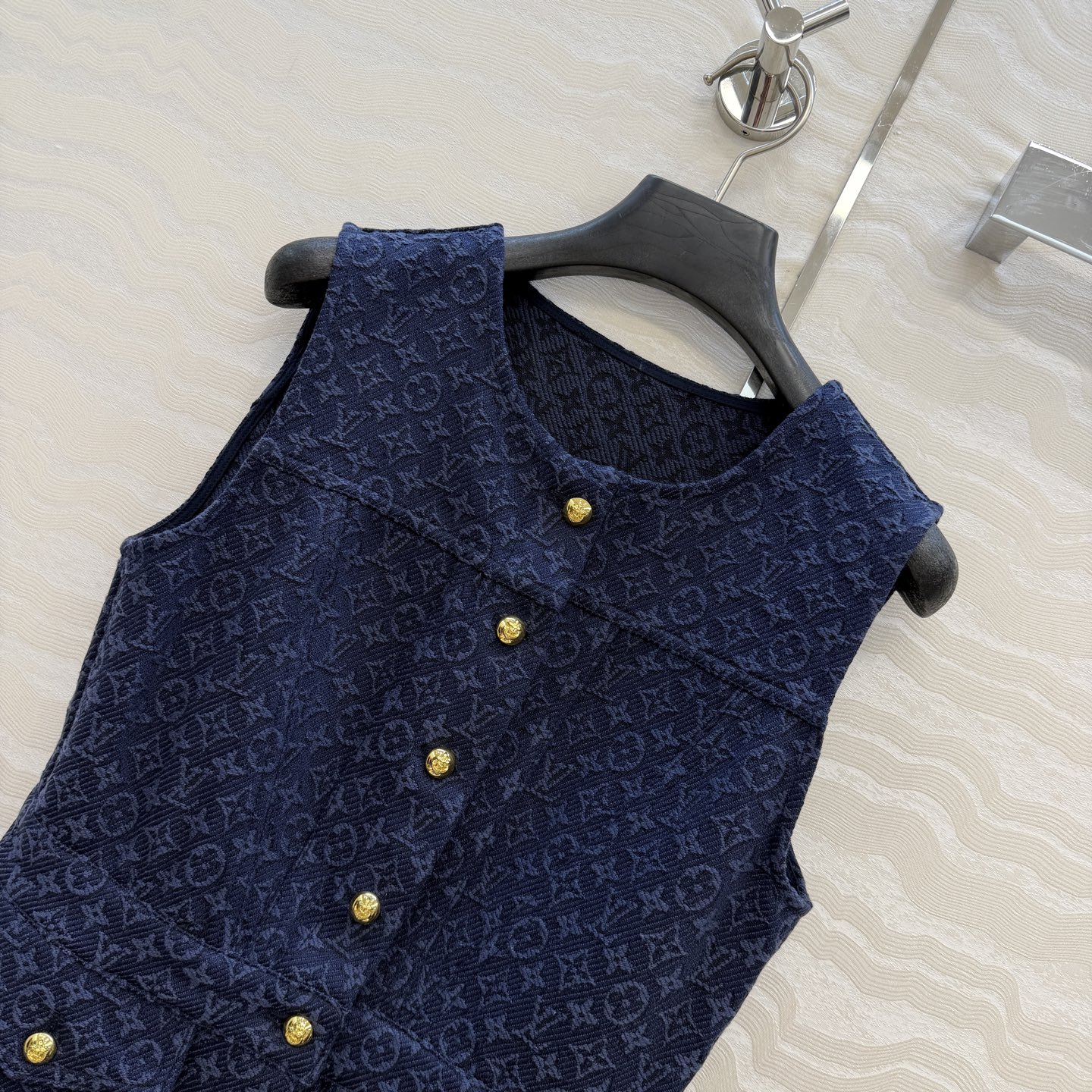 爆单推荐❤️原单品质，26春夏新品Romantique系列，海军蓝MONOGRAM提花logo牛仔背心连
