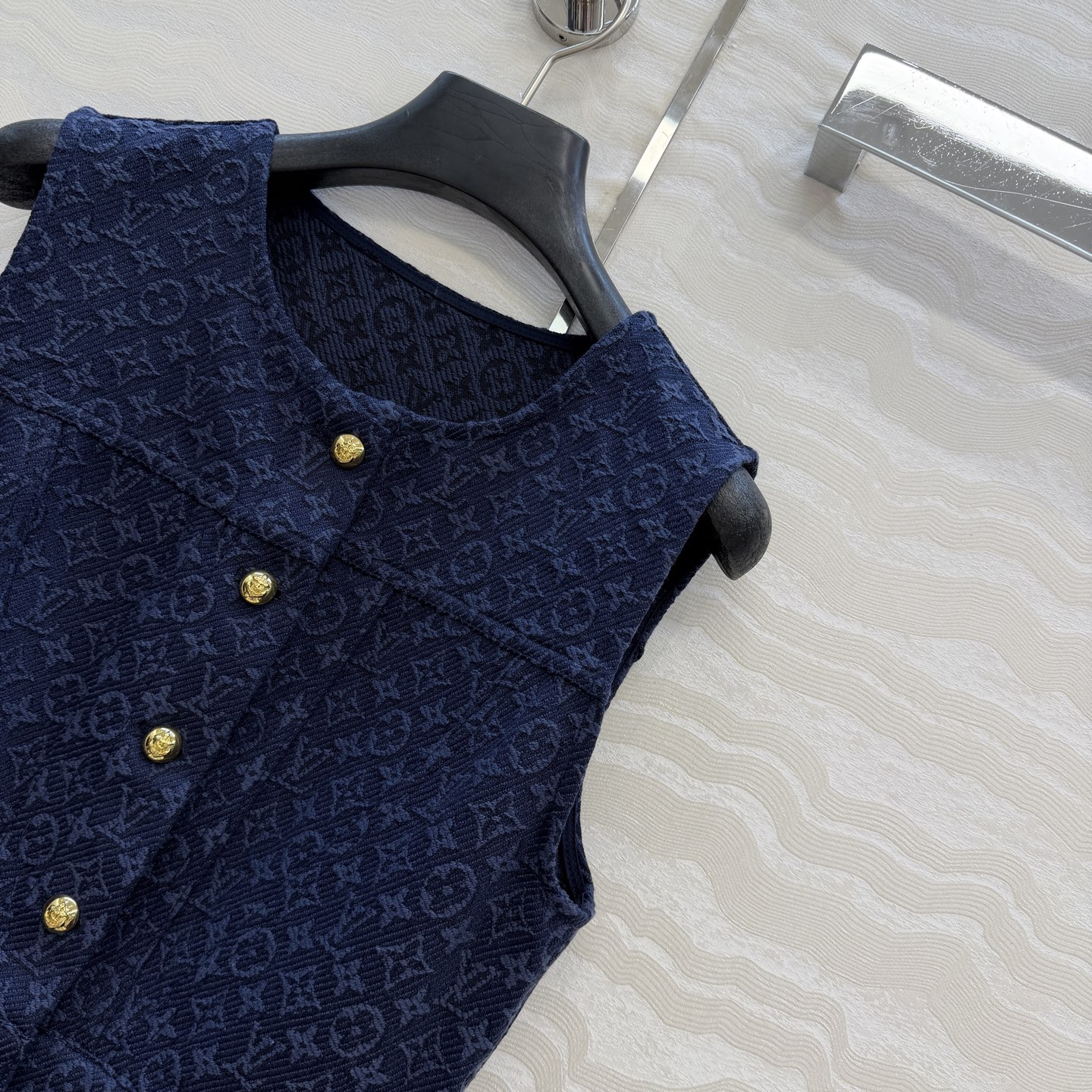爆单推荐❤️原单品质，26春夏新品Romantique系列，海军蓝MONOGRAM提花logo牛仔背心连