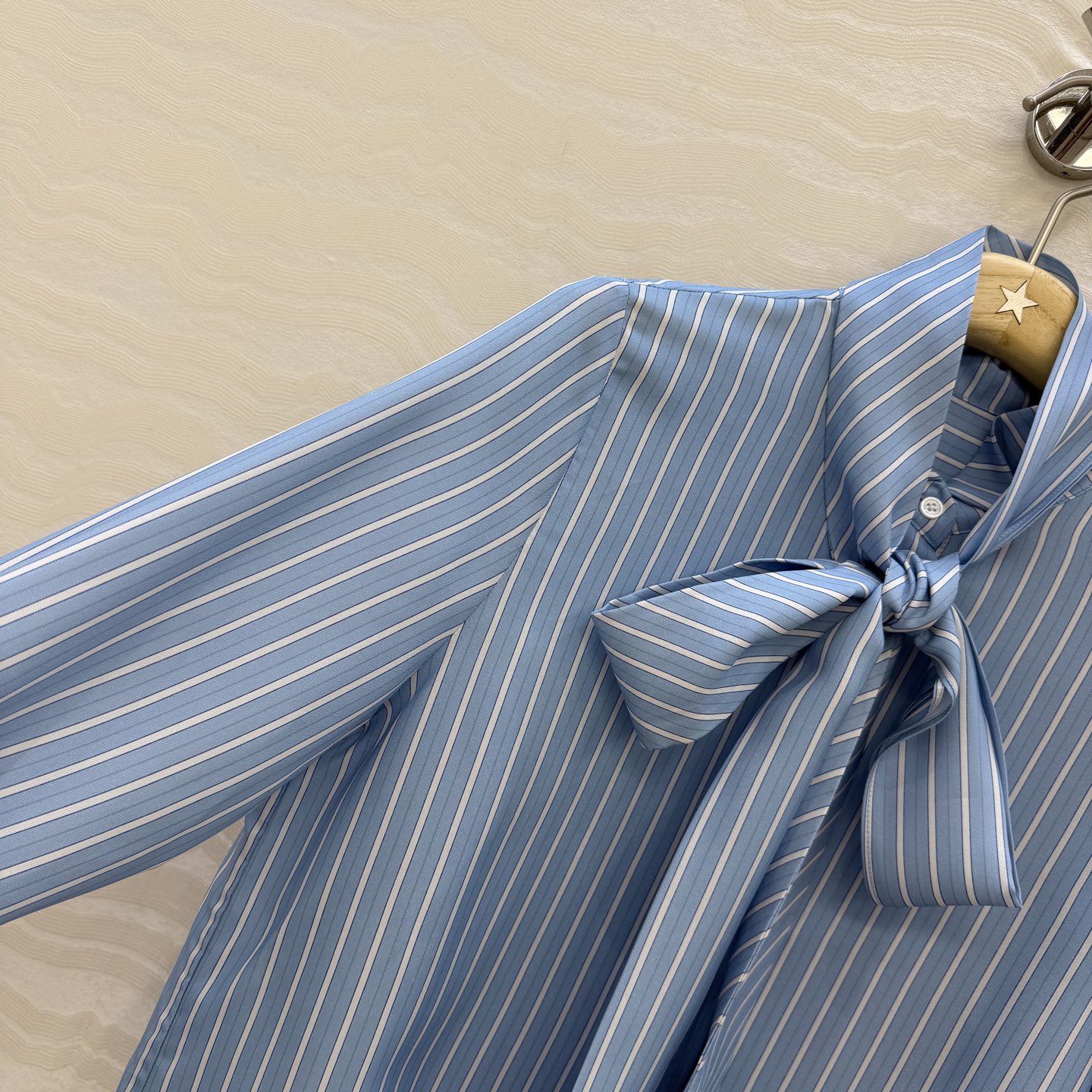 高端原单品质💕MissD高智感穿搭！ D-Stripes 条纹真丝衬衫，宫廷风蝴蝶结设计领带。100%真