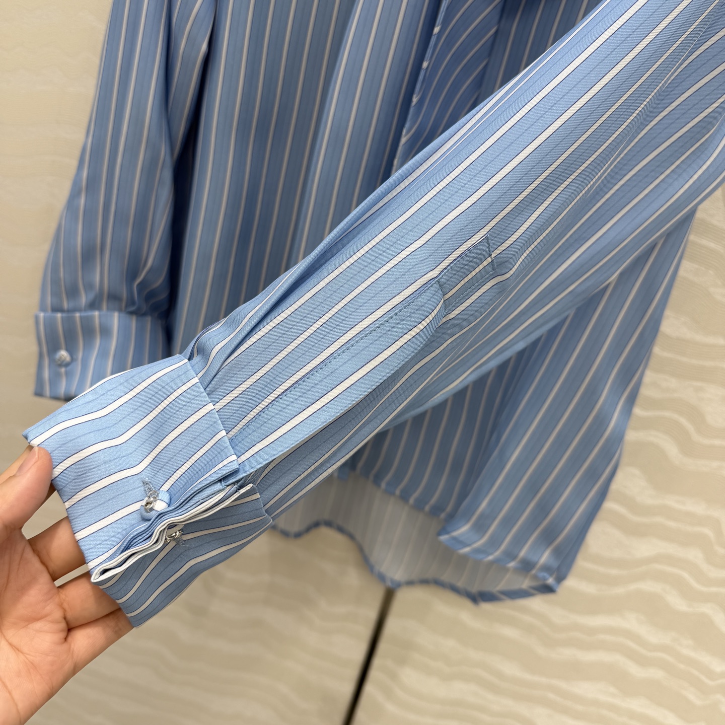 高端原单品质💕MissD高智感穿搭！ D-Stripes 条纹真丝衬衫，宫廷风蝴蝶结设计领带。100%真