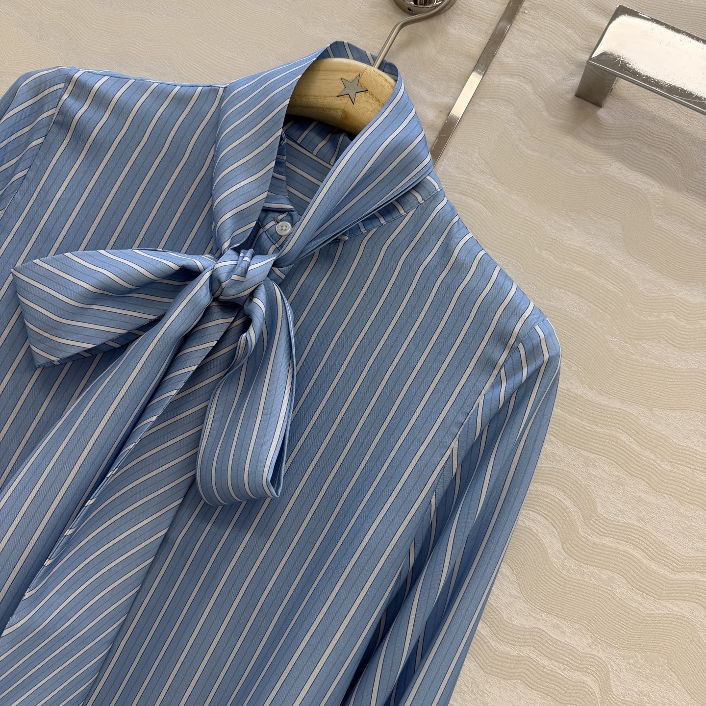 高端原单品质💕MissD高智感穿搭！ D-Stripes 条纹真丝衬衫，宫廷风蝴蝶结设计领带。100%真