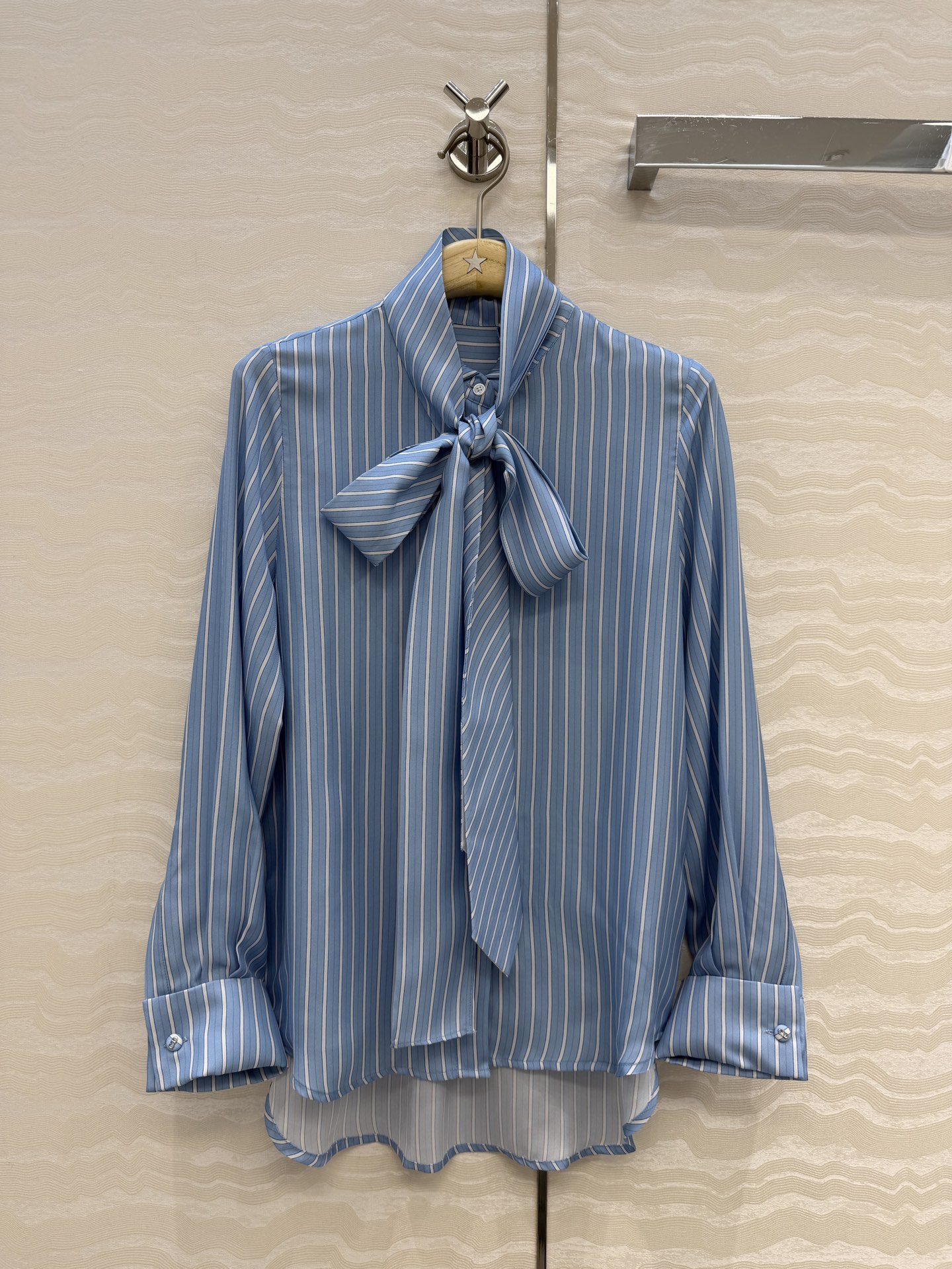 高端原单品质💕MissD高智感穿搭！ D-Stripes 条纹真丝衬衫，宫廷风蝴蝶结设计领带。100%真