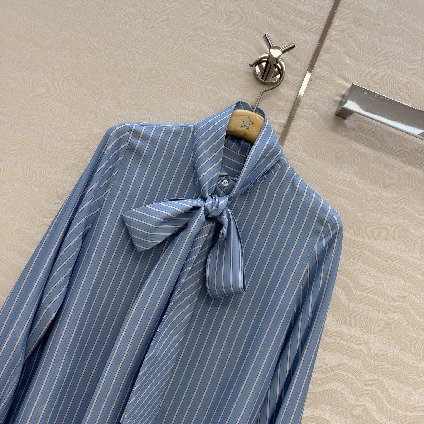 高端原单品质💕MissD高智感穿搭！ D-Stripes 条纹真丝衬衫，宫廷风蝴蝶结设计领带。100%真