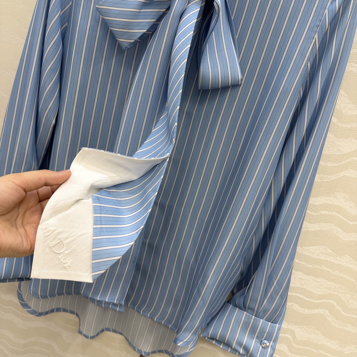 高端原单品质💕MissD高智感穿搭！ D-Stripes 条纹真丝衬衫，宫廷风蝴蝶结设计领带。100%真