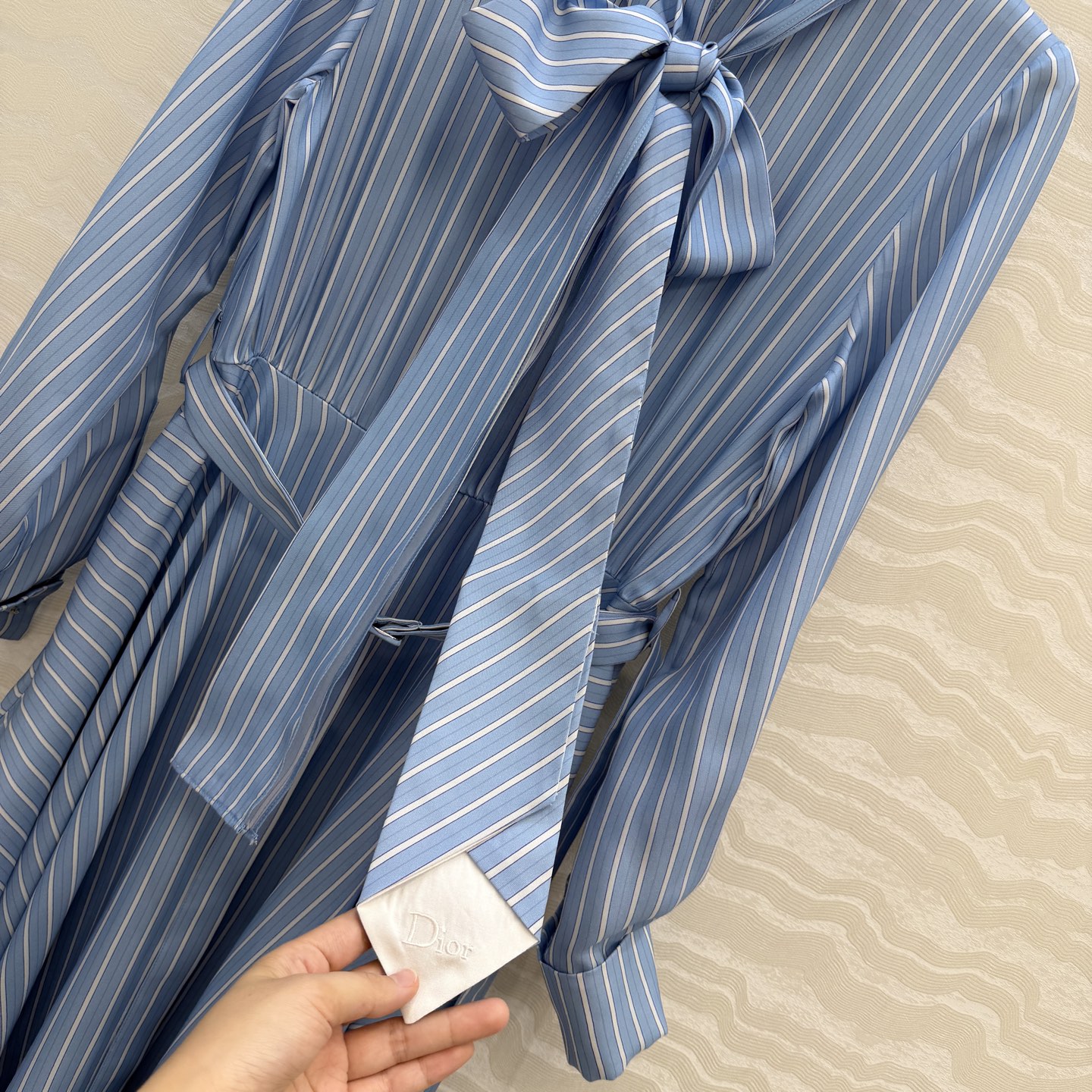 高端原单品质💕MissD高智感穿搭！ 周也同款D-Stripes 条纹真丝连衣裙，宫廷风蝴蝶结设计领带。