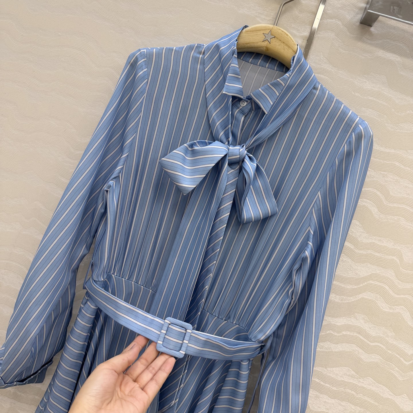 高端原单品质💕MissD高智感穿搭！ 周也同款D-Stripes 条纹真丝连衣裙，宫廷风蝴蝶结设计领带。