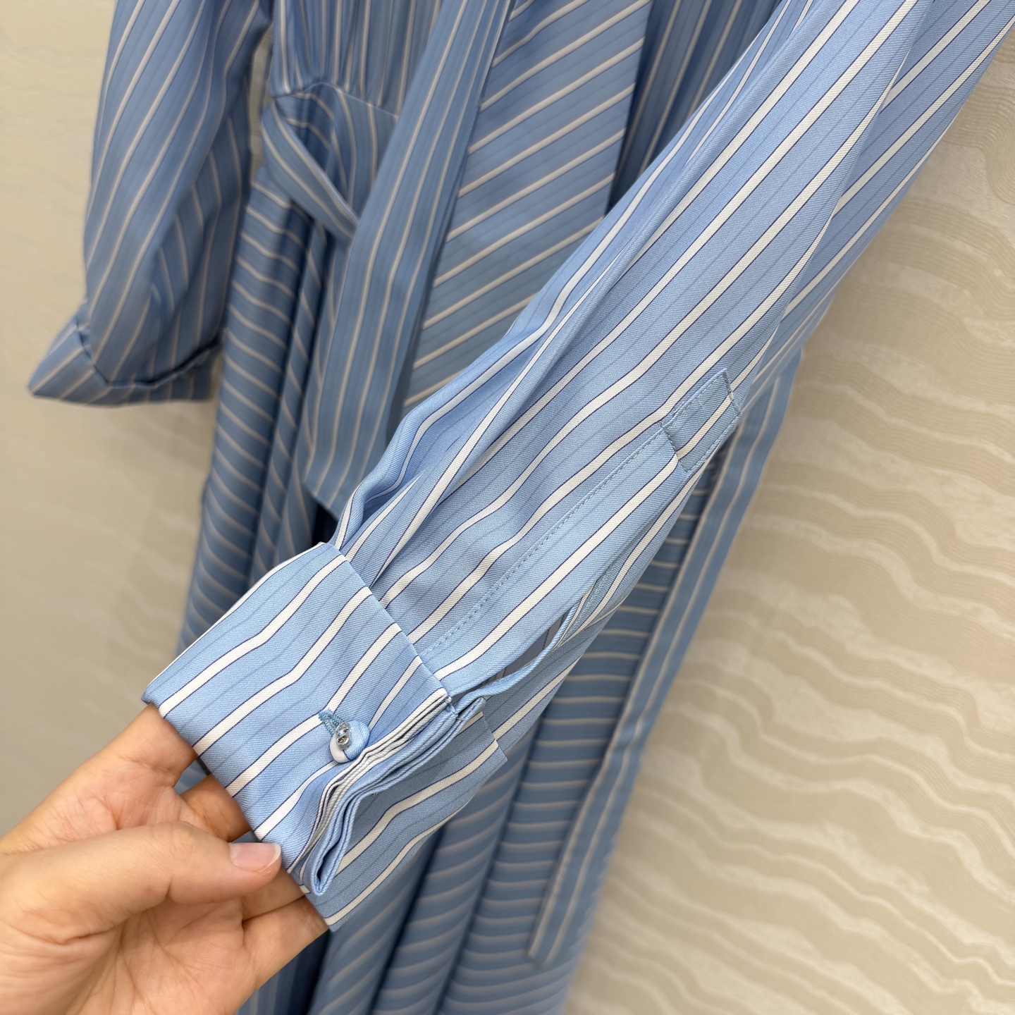 高端原单品质💕MissD高智感穿搭！ 周也同款D-Stripes 条纹真丝连衣裙，宫廷风蝴蝶结设计领带。