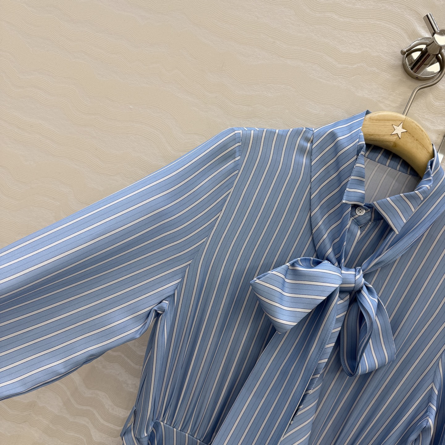 高端原单品质💕MissD高智感穿搭！ 周也同款D-Stripes 条纹真丝连衣裙，宫廷风蝴蝶结设计领带。