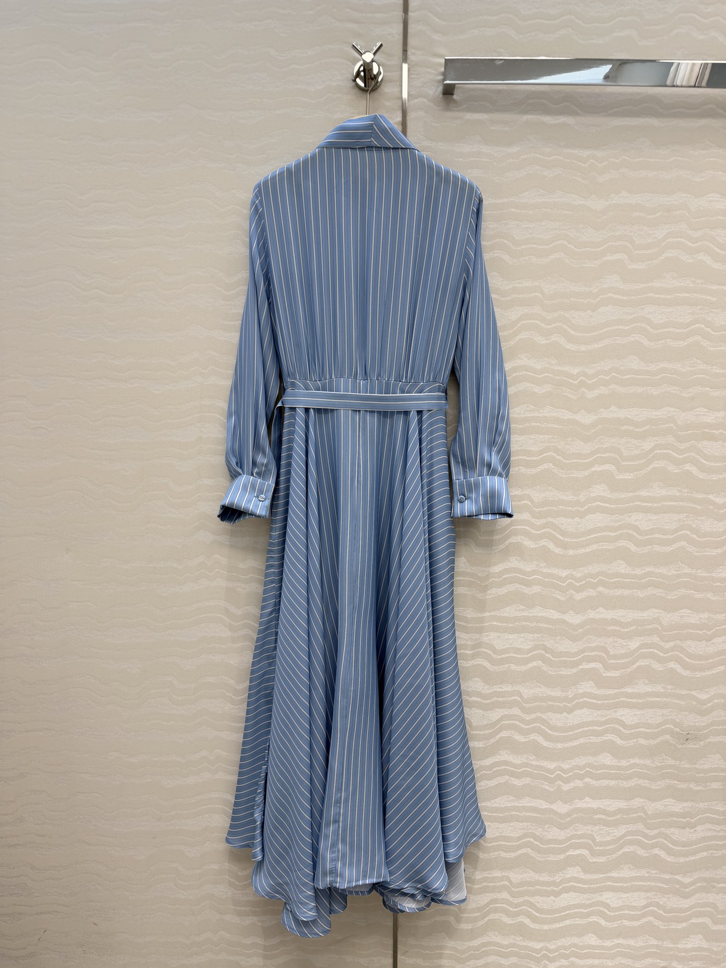 高端原单品质💕MissD高智感穿搭！ 周也同款D-Stripes 条纹真丝连衣裙，宫廷风蝴蝶结设计领带。