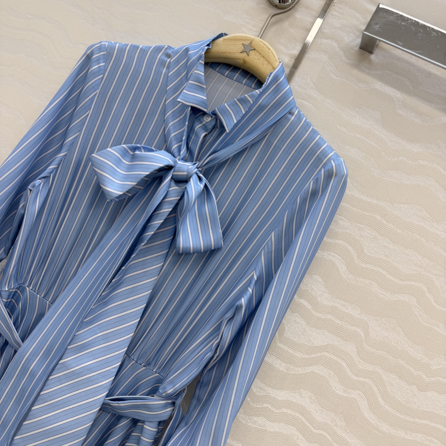 高端原单品质💕MissD高智感穿搭！ 周也同款D-Stripes 条纹真丝连衣裙，宫廷风蝴蝶结设计领带。