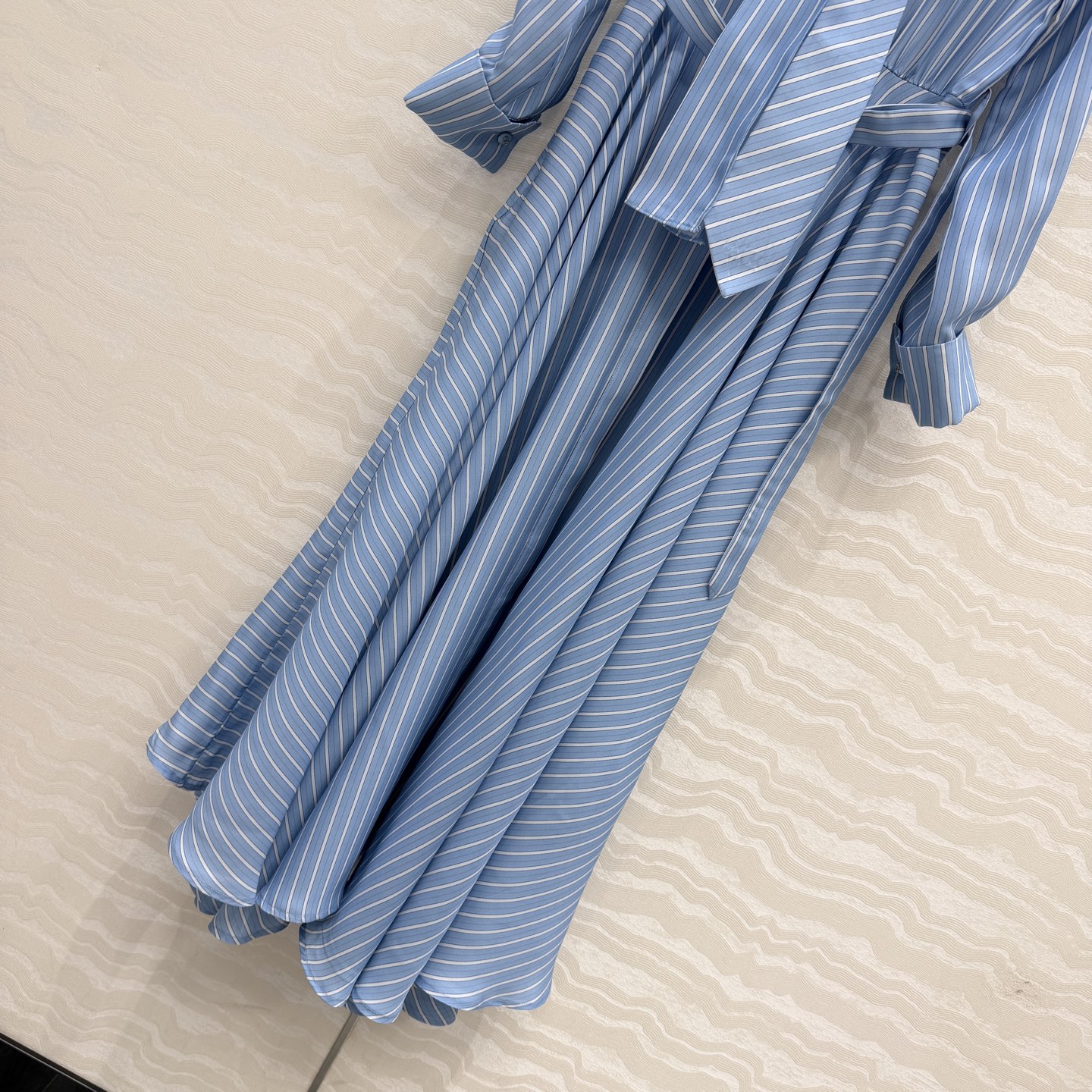 高端原单品质💕MissD高智感穿搭！ 周也同款D-Stripes 条纹真丝连衣裙，宫廷风蝴蝶结设计领带。