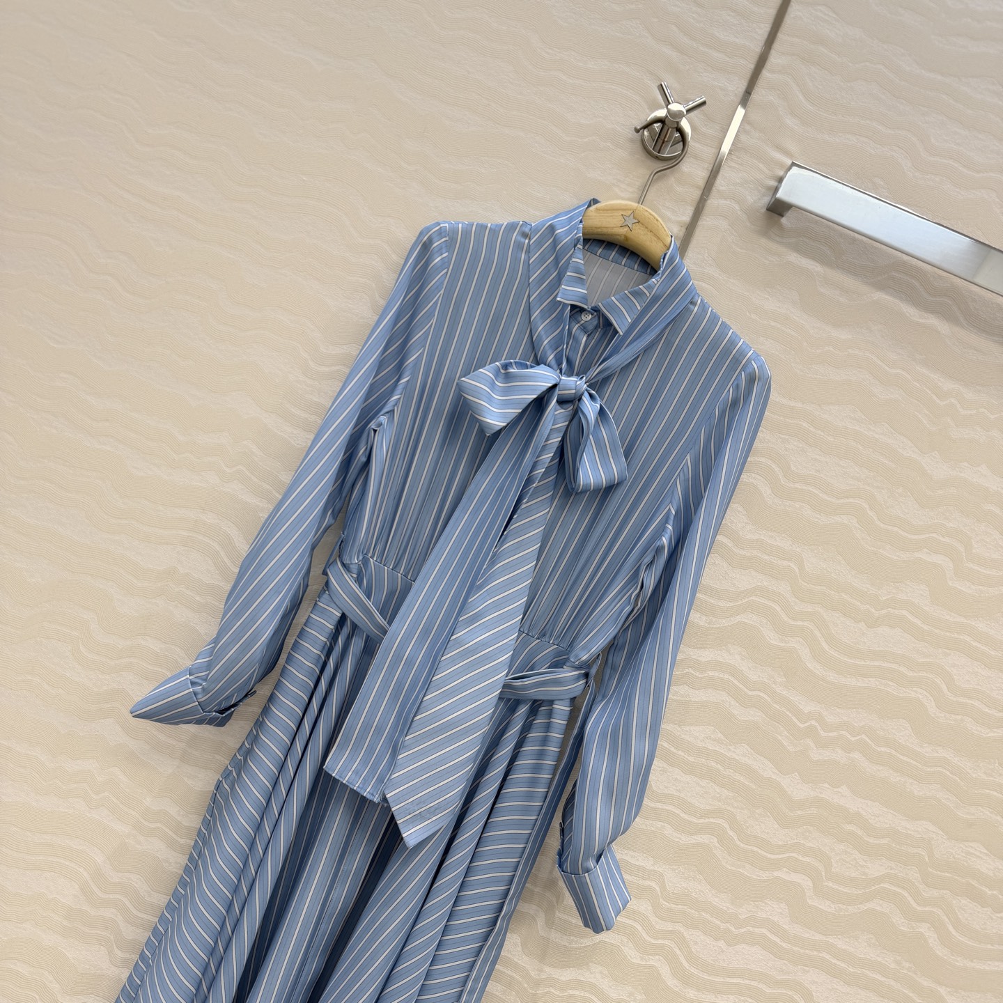 高端原单品质💕MissD高智感穿搭！ 周也同款D-Stripes 条纹真丝连衣裙，宫廷风蝴蝶结设计领带。