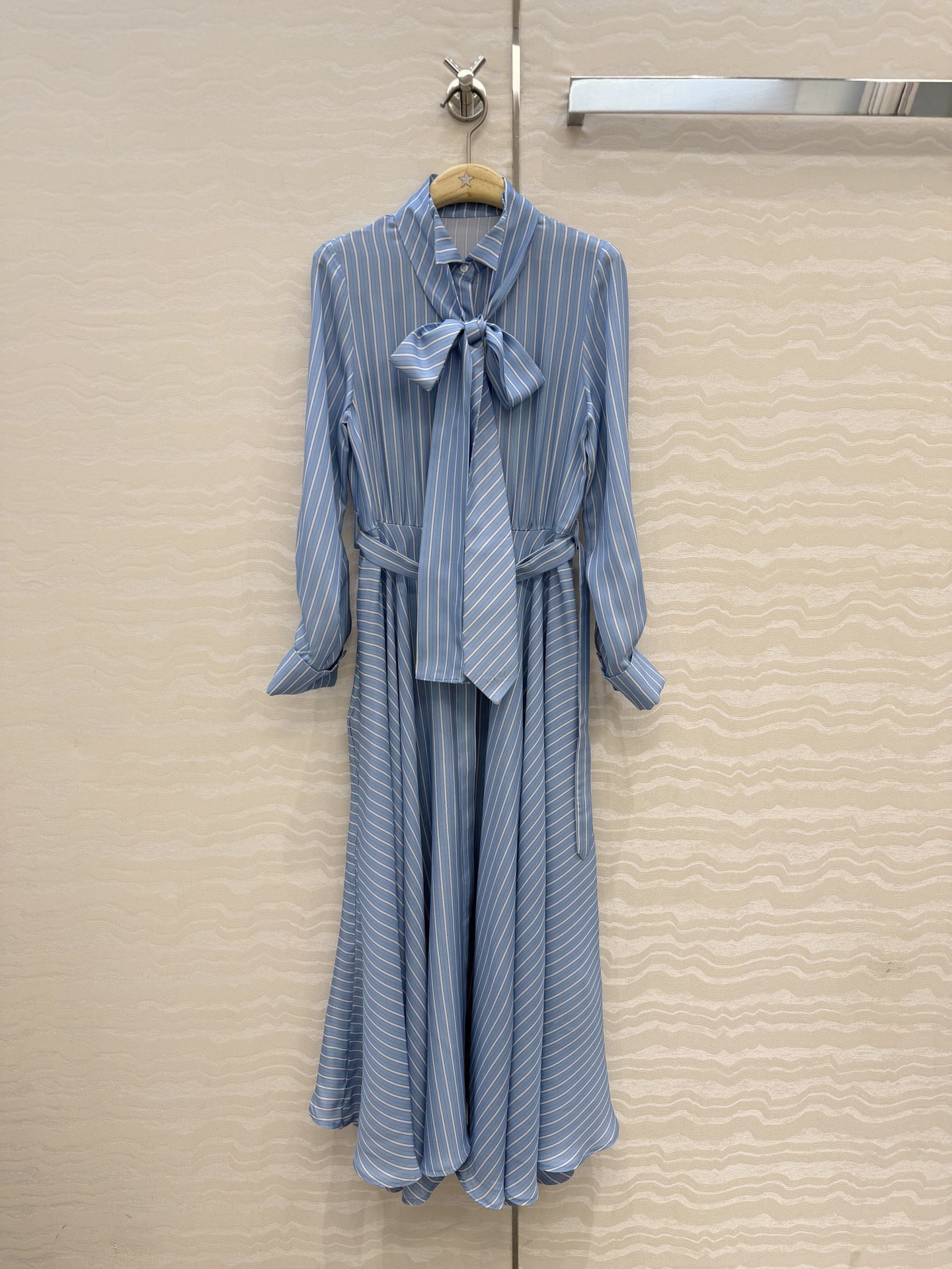 高端原单品质💕MissD高智感穿搭！ 周也同款D-Stripes 条纹真丝连衣裙，宫廷风蝴蝶结设计领带。