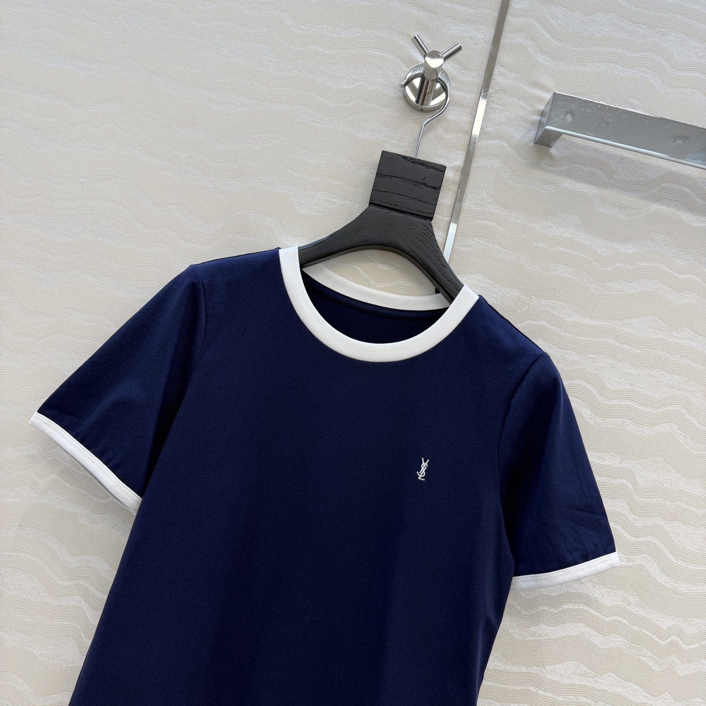 原单品质❤️26早春新品爆单推荐。slp经典短袖T。时髦精单品💕气质撞色包边袖设计。原版定制剪裁打造意式