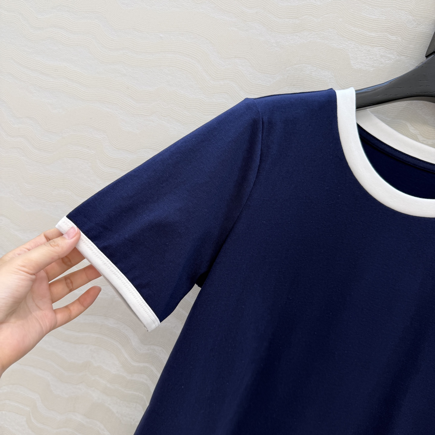 原单品质❤️26早春新品爆单推荐。slp经典短袖T。时髦精单品💕气质撞色包边袖设计。原版定制剪裁打造意式