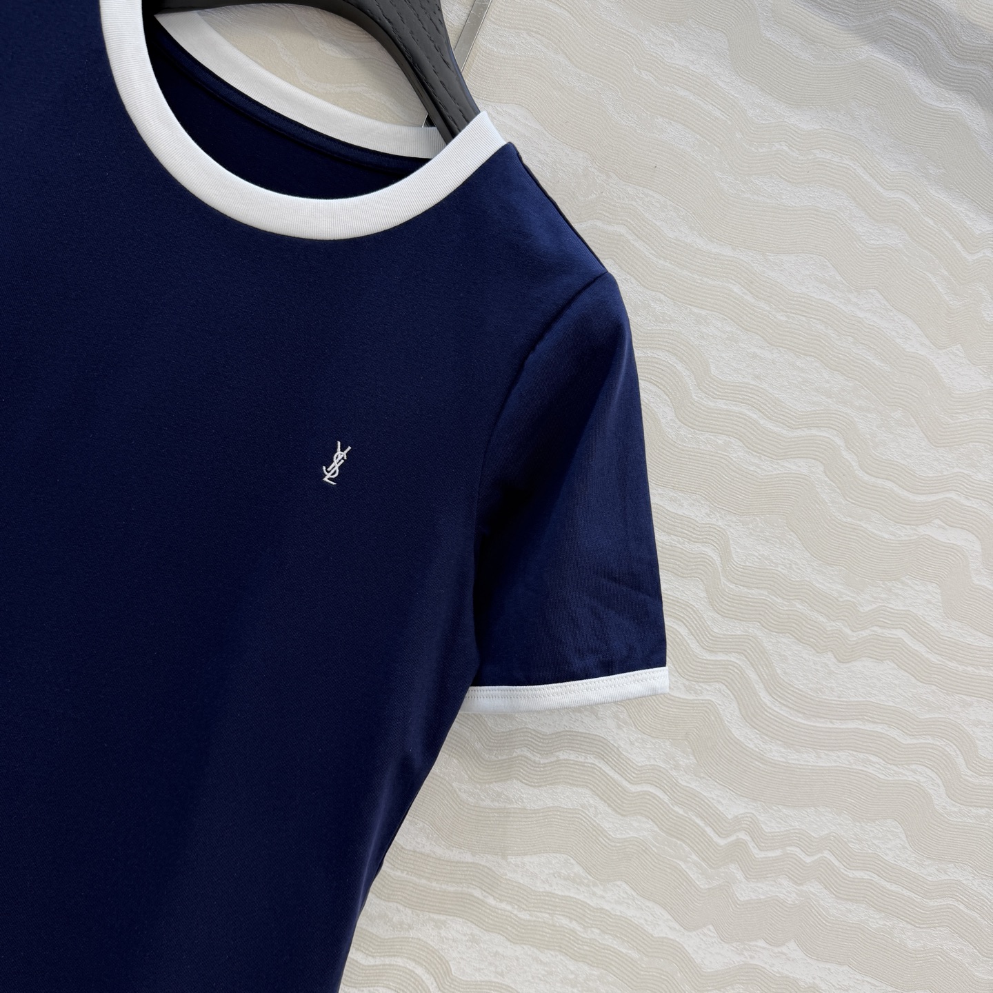 原单品质❤️26早春新品爆单推荐。slp经典短袖T。时髦精单品💕气质撞色包边袖设计。原版定制剪裁打造意式