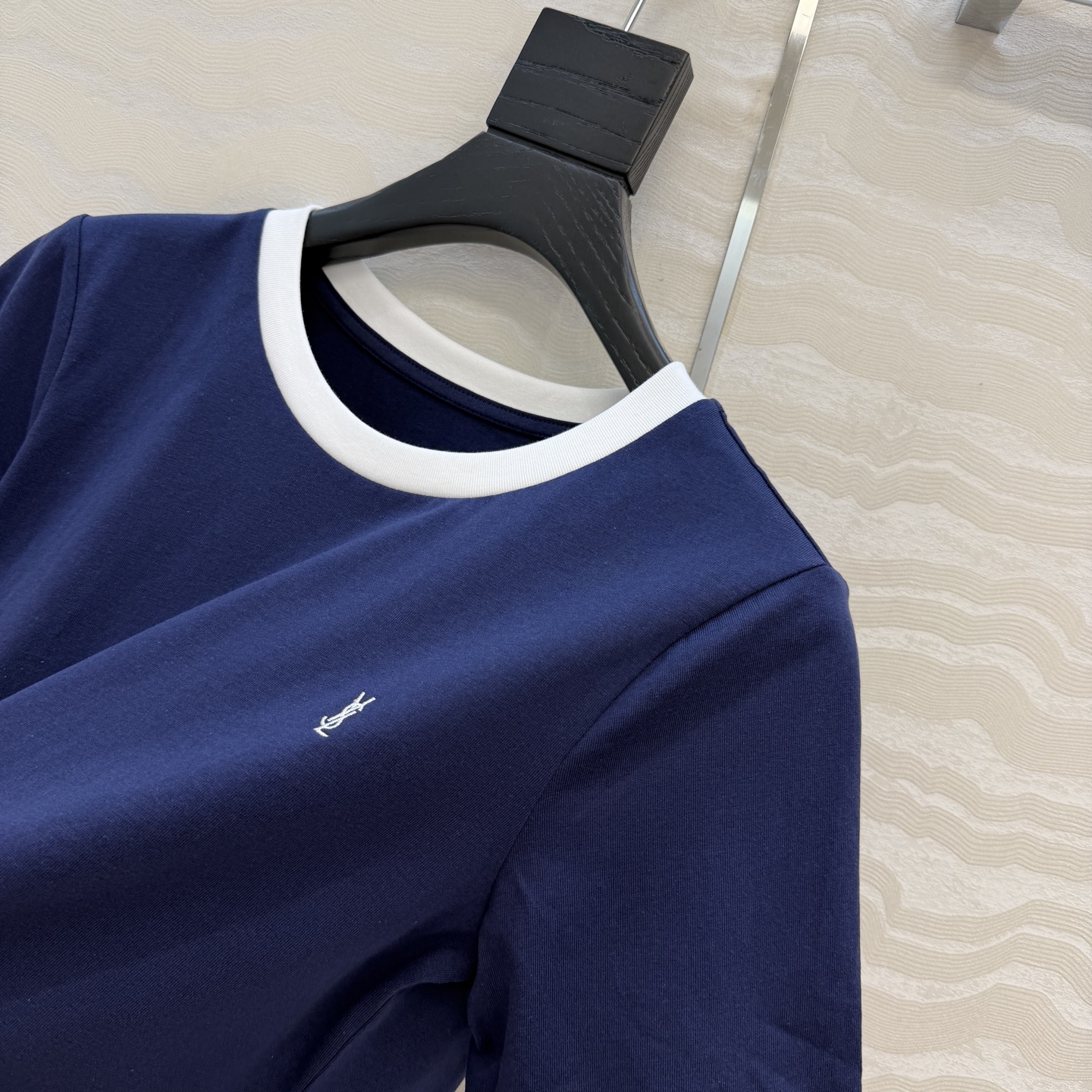 原单品质❤️26早春新品爆单推荐。slp经典短袖T。时髦精单品💕气质撞色包边袖设计。原版定制剪裁打造意式