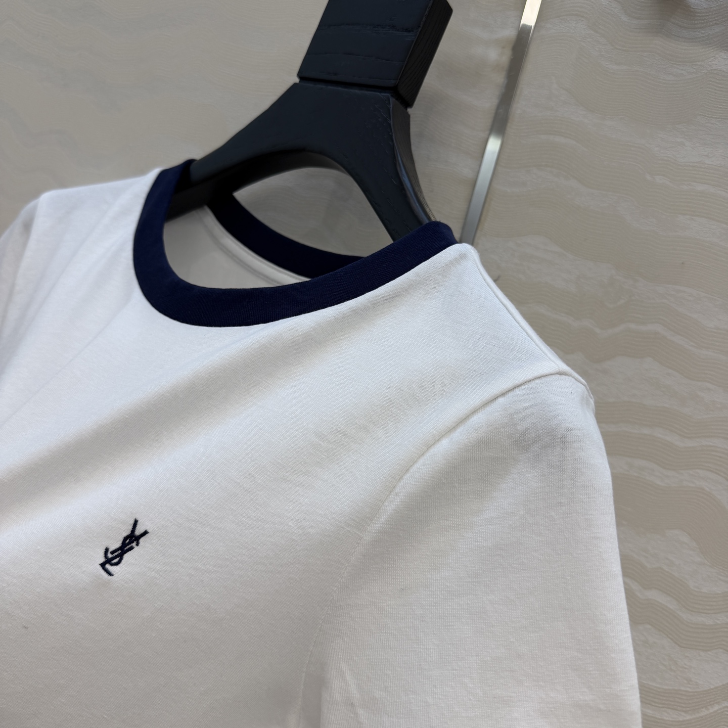 原单品质❤️26早春新品爆单推荐。slp经典短袖T。时髦精单品💕气质撞色包边袖设计。原版定制剪裁打造意式