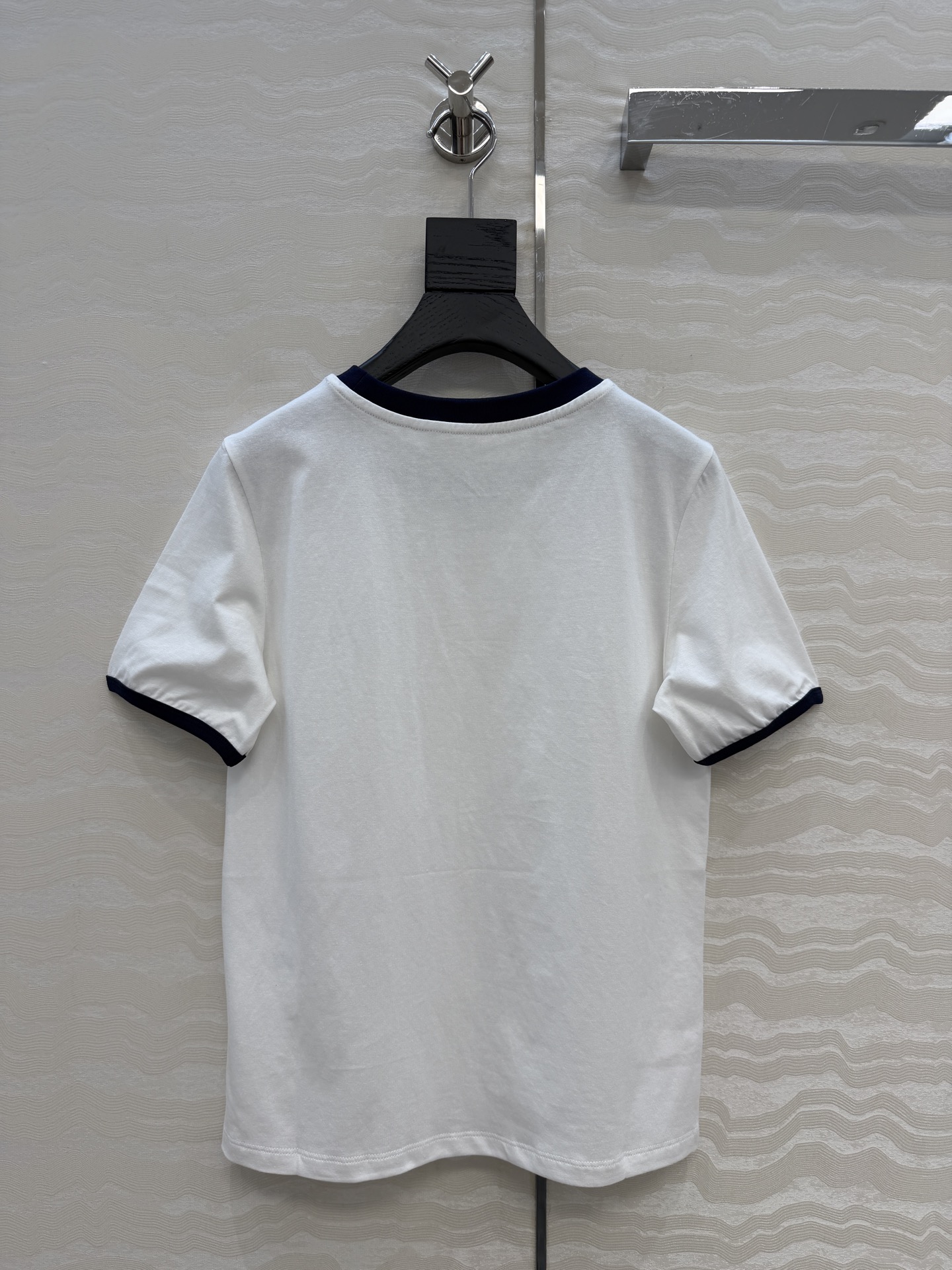 原单品质❤️26早春新品爆单推荐。slp经典短袖T。时髦精单品💕气质撞色包边袖设计。原版定制剪裁打造意式