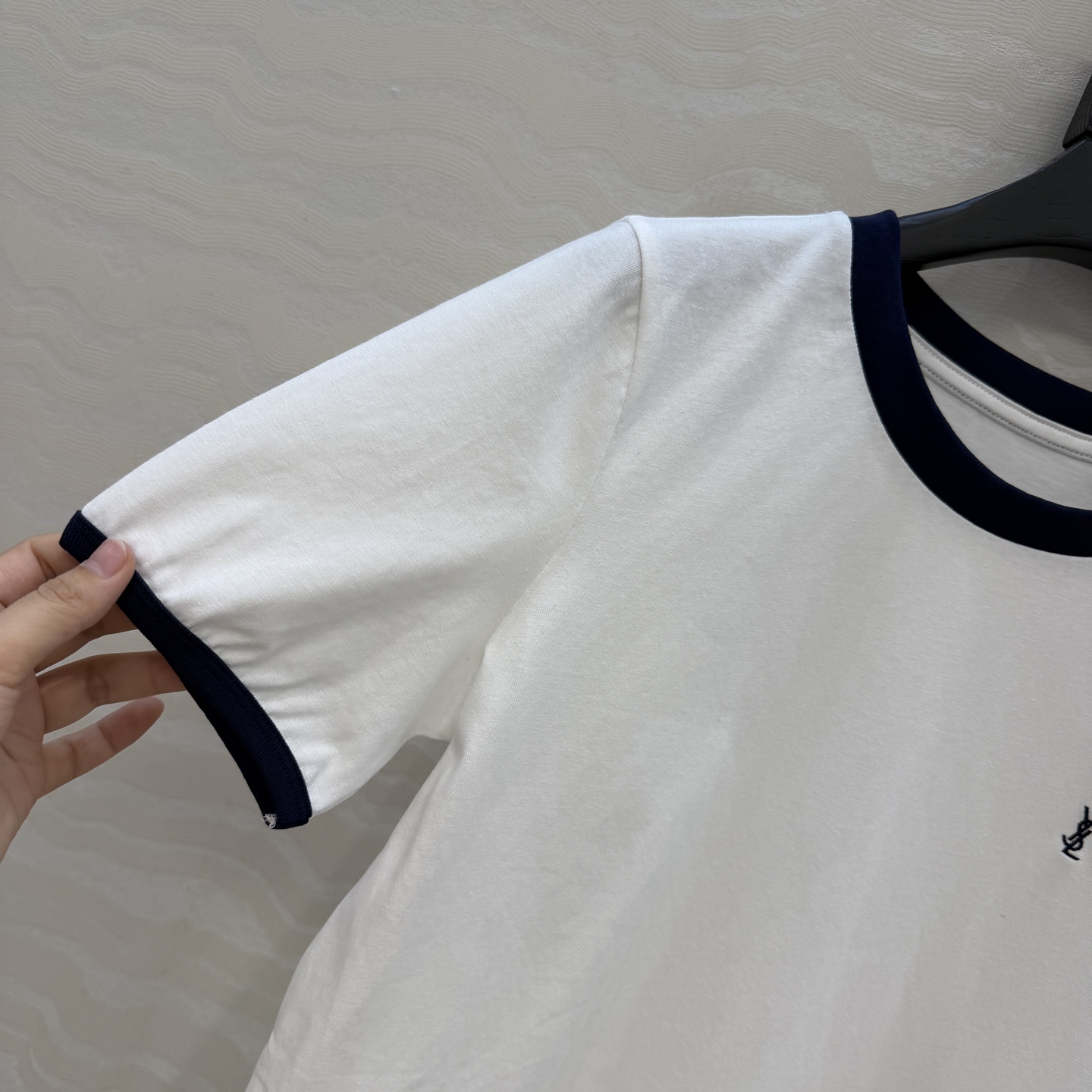 原单品质❤️26早春新品爆单推荐。slp经典短袖T。时髦精单品💕气质撞色包边袖设计。原版定制剪裁打造意式