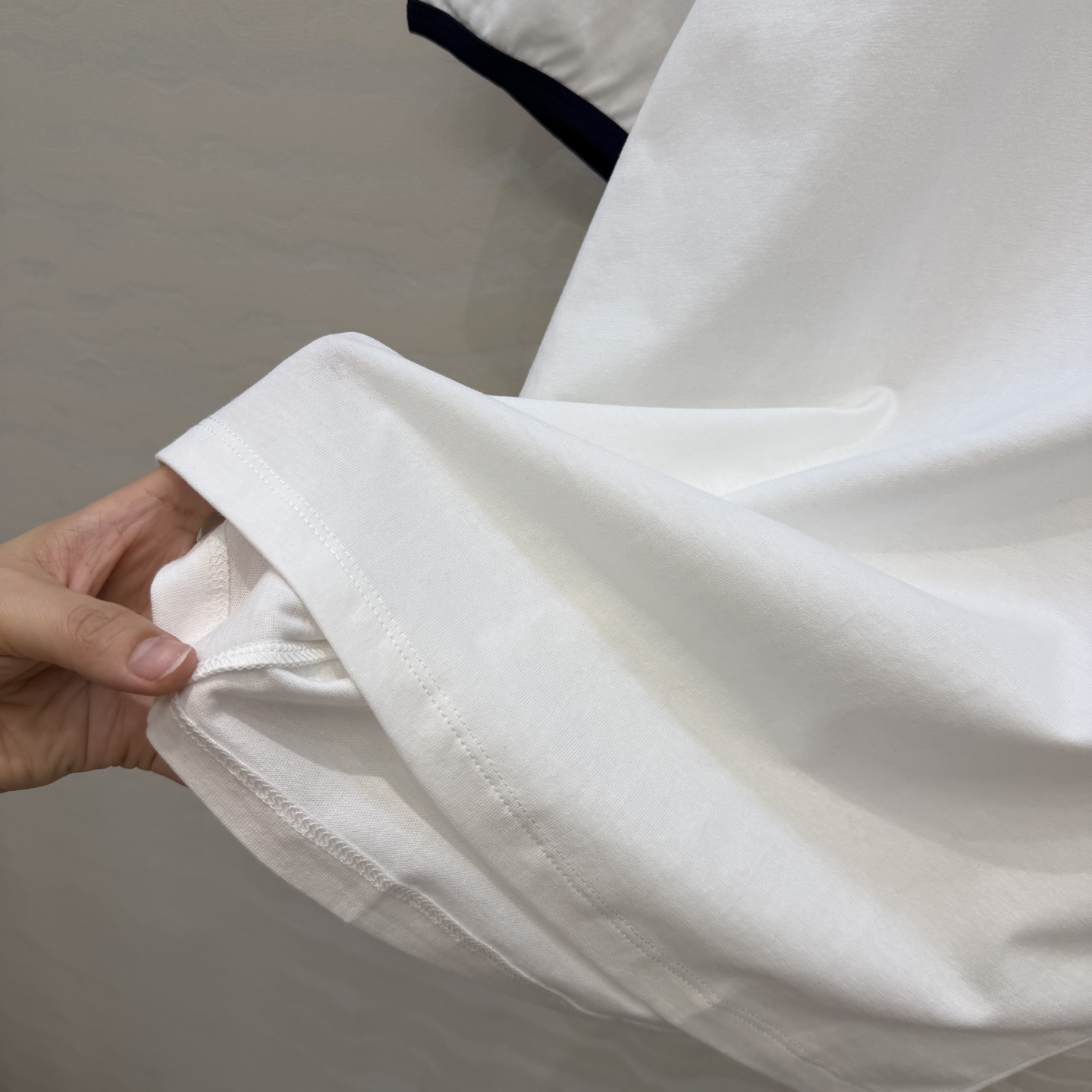 原单品质❤️26早春新品爆单推荐。slp经典短袖T。时髦精单品💕气质撞色包边袖设计。原版定制剪裁打造意式